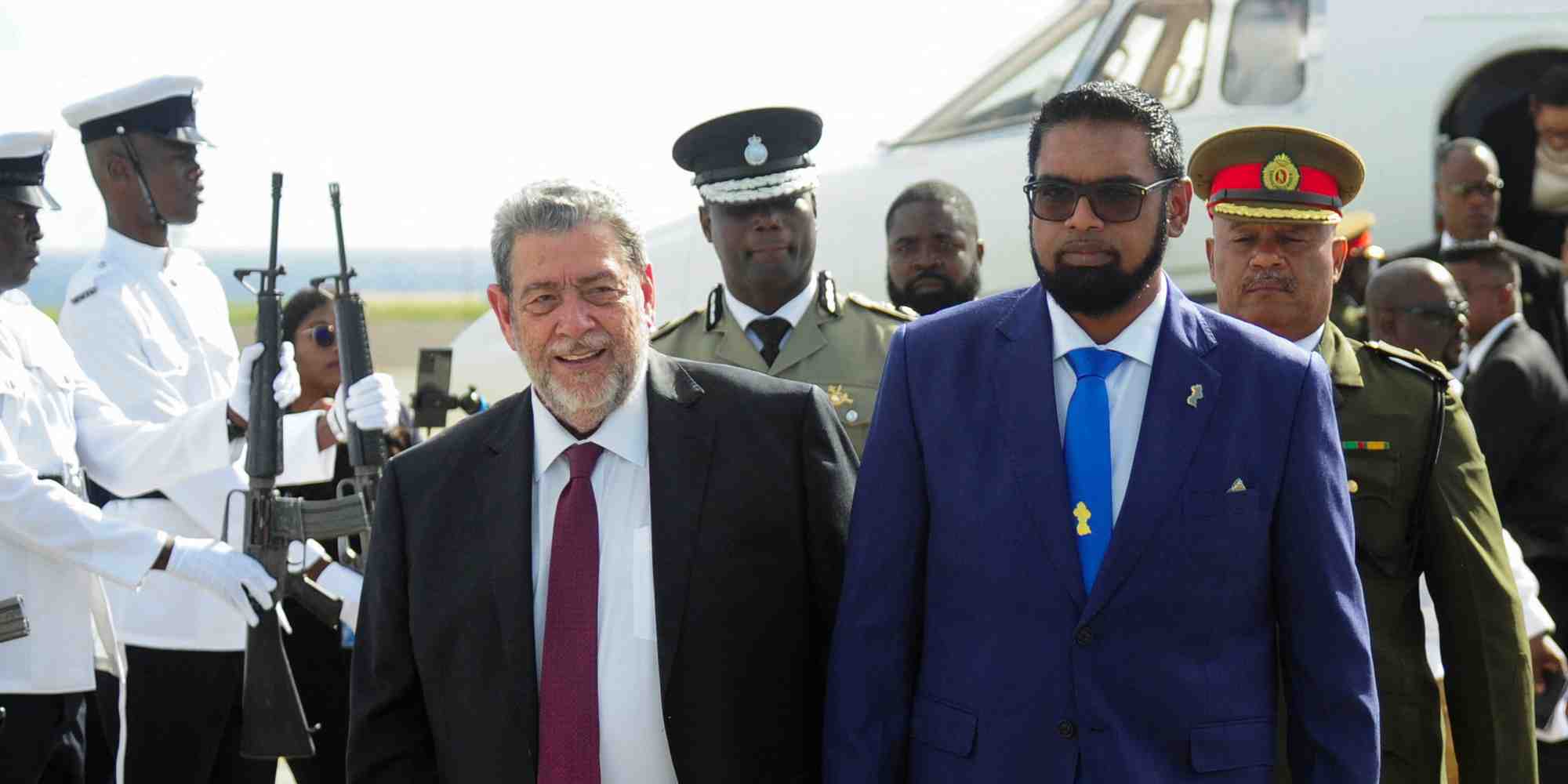 Le président guyanais Irfaan Ali arrive pour une réunion avec son homologue vénézuélien Nicolas Maduro, à Kingstown.