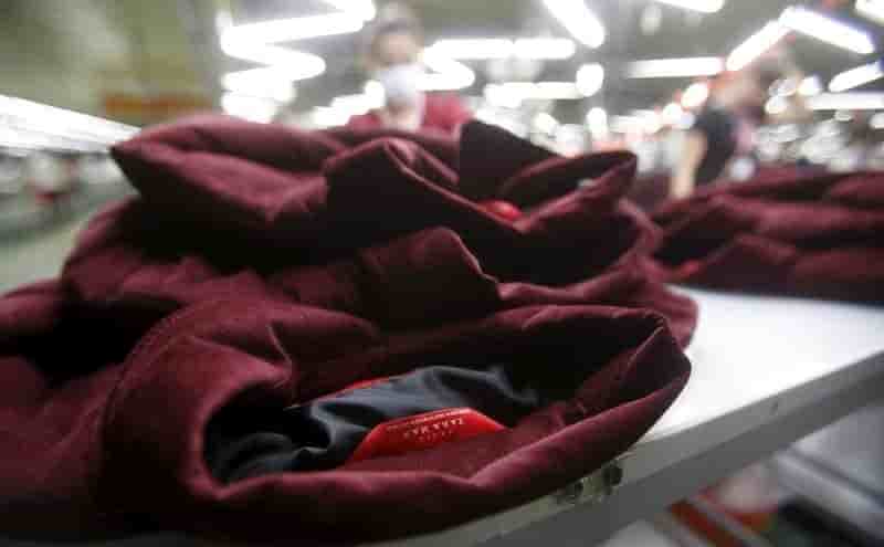 Dans l'Hexagone, l'Institut français du textile et de l'habillement travaille déjà avec des entreprises sur les alternatives aux PFAS.