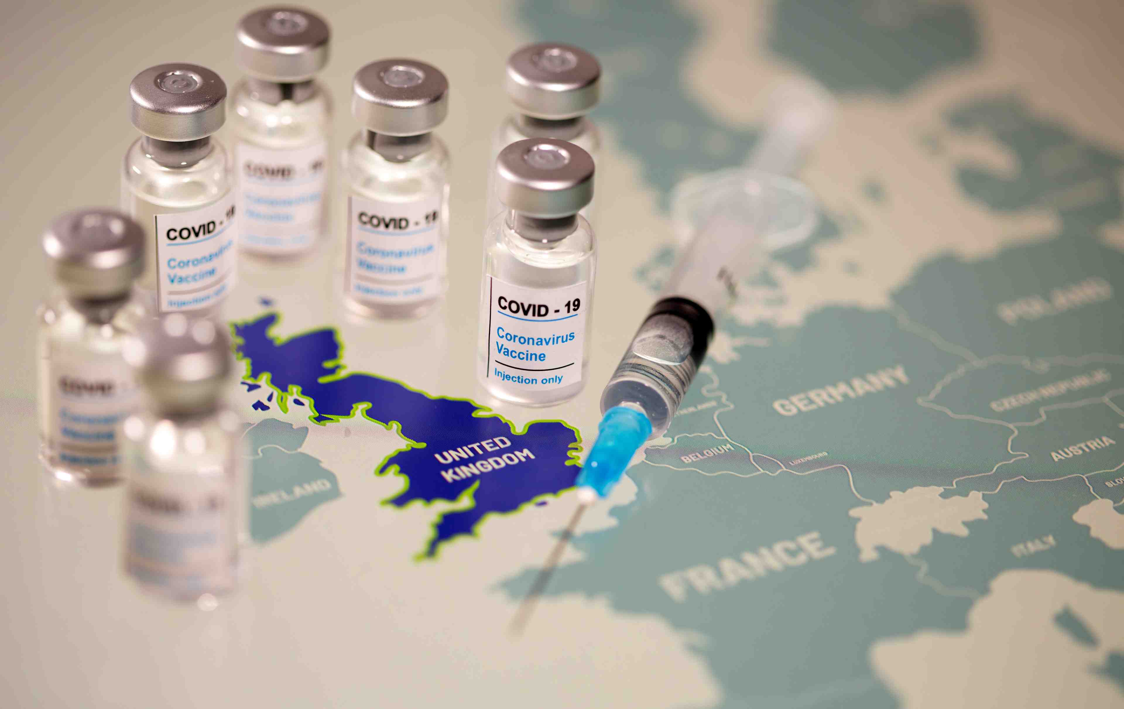 Coronavirus/brexit: le vaccin pourra etre transporte par avion en cas de blocage des ports, selon le ministre