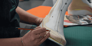 En Lozère, la PME Boucharenc fabrique des chaussures et des semelles orthopédiques sur-mesure.