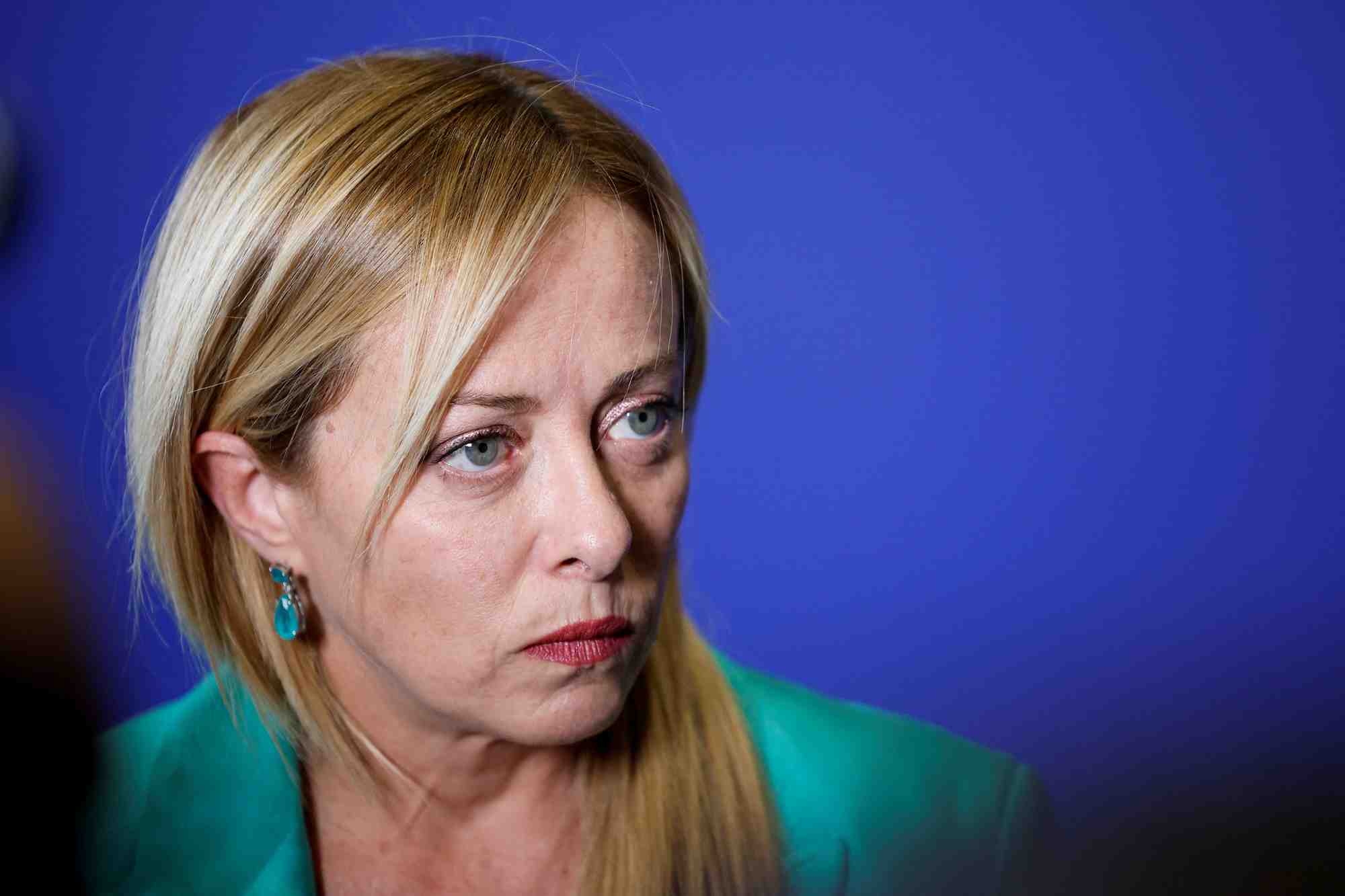 Après avoir essuyé de véhémentes critiques, y compris au sein même de sa coalition, la Première ministre Giorgia Meloni a été alors contrainte d'édulcorer son projet de taxe controversée.