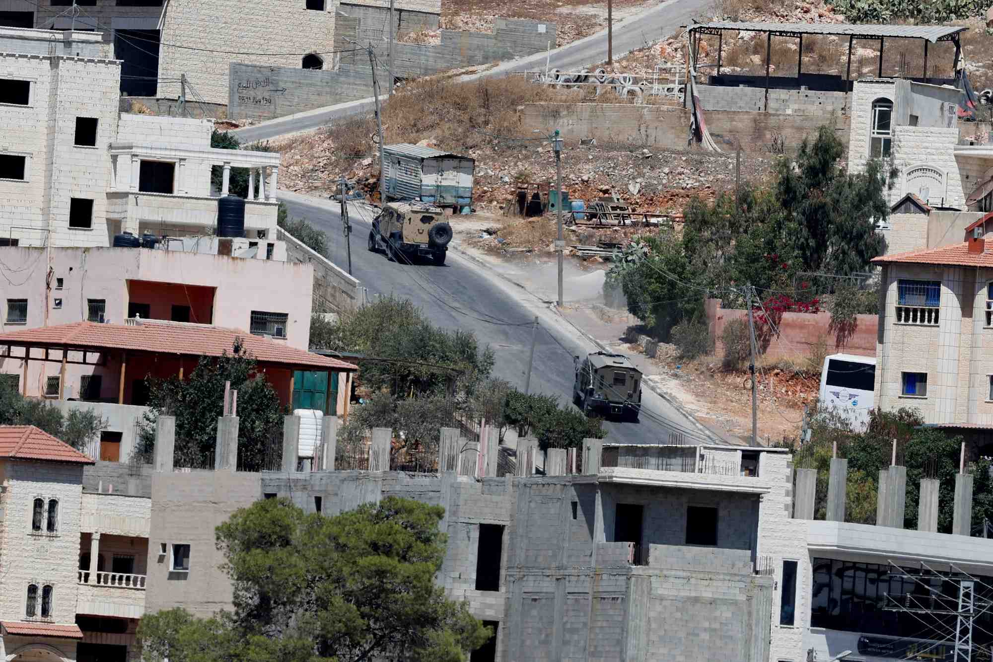 Des vehicules militaires israeliens lors d'un raid a toubas