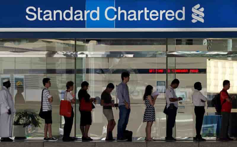 Standard Chartered voit ses résultats baisser d'environ 20%
