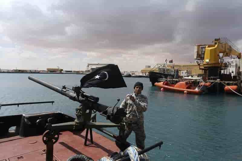 Les gouvernements libyens rivaux se bombardent mutuellement