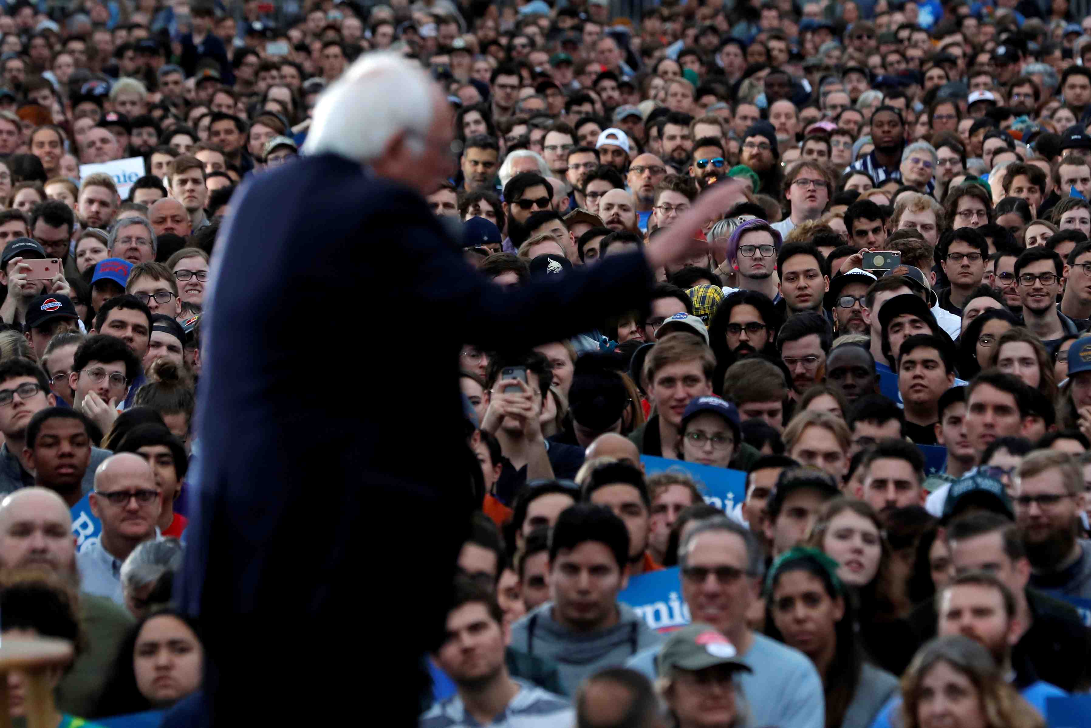 Sanders peut-il battre trump ? un nombre croissant de democrates y croient