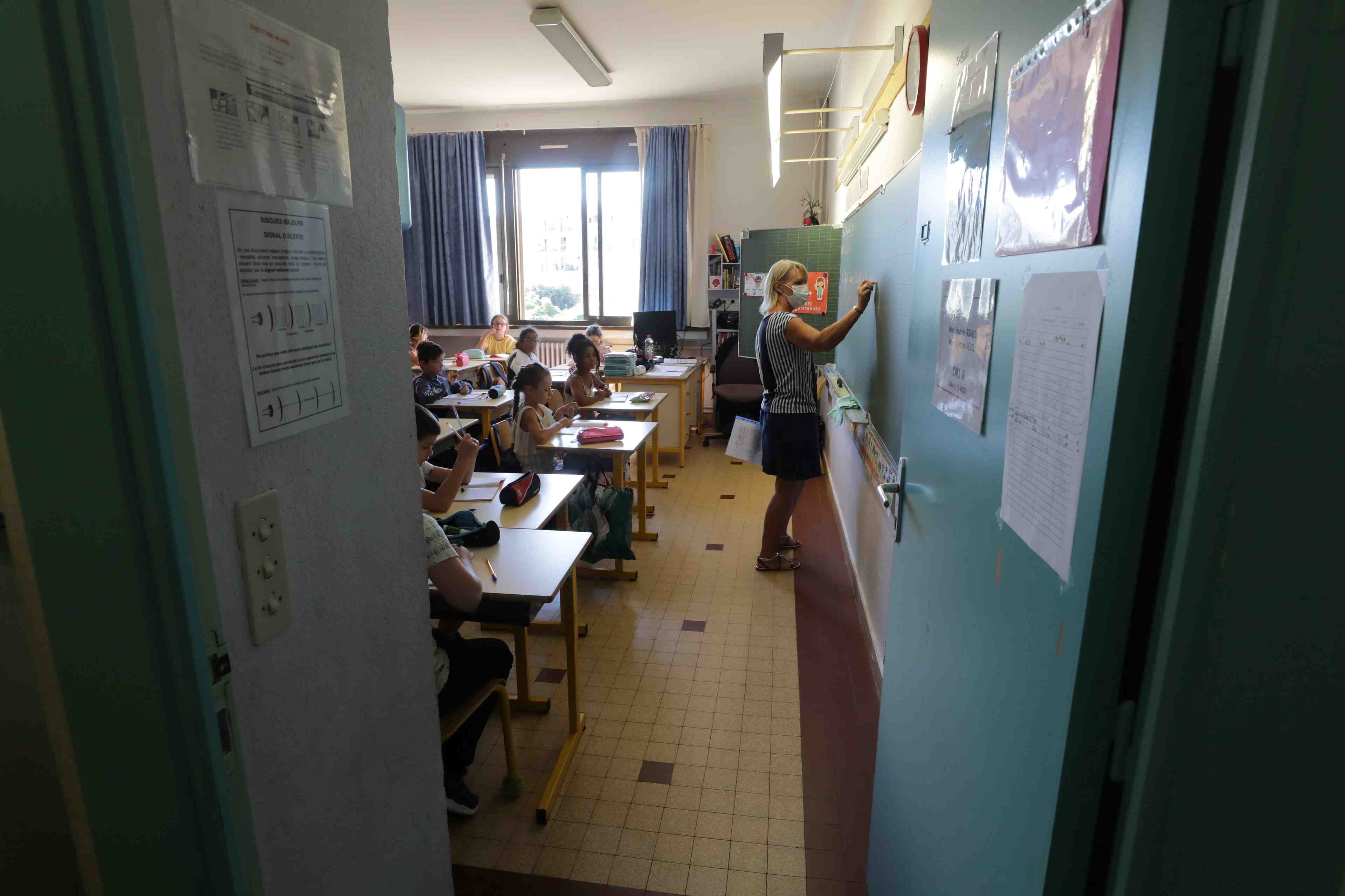 France: la rentree scolaire maintenue lundi, avec protocole sanitaire renforce