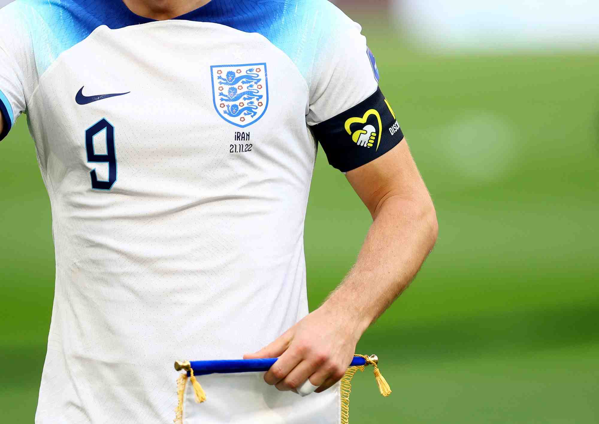 Le footballeur anglais harry kane porte un brassard "one love" avant un match de la coupe du monde de la fifa