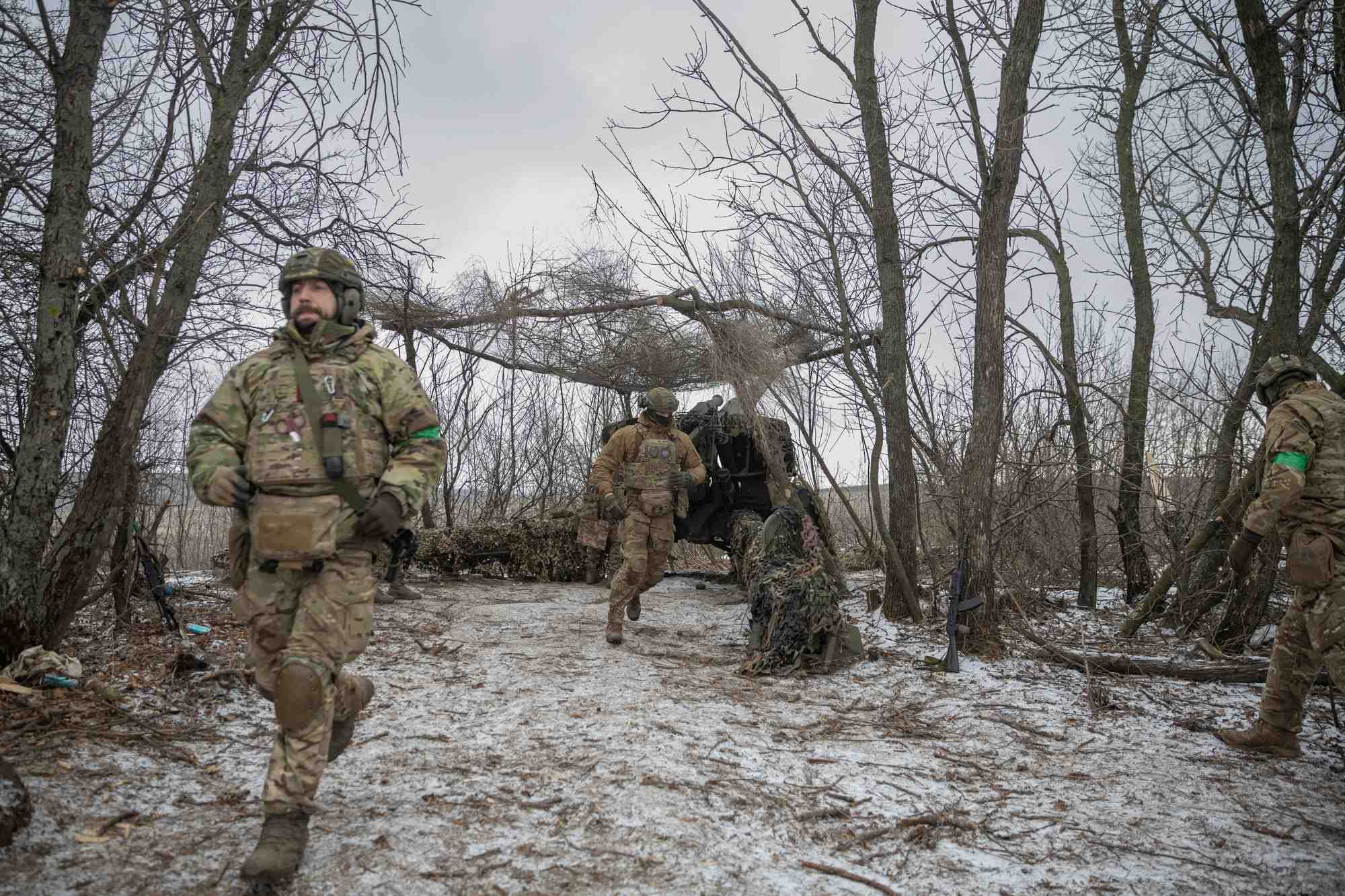 Des soldats ukrainiens pres de bahmut, dans la region de donetsk, ukraine