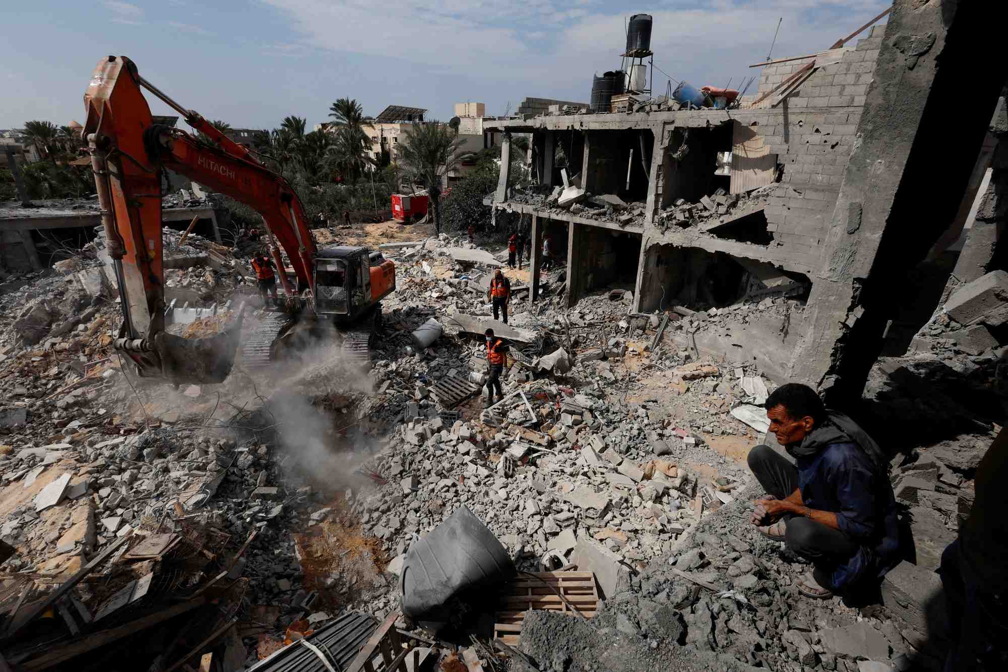 Des palestiniens recherchent des victimes sous les decombres d'une maison detruite par les frappes israeliennes a gaza