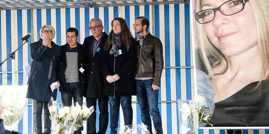En novembre 2017, Isabelle et Jean-Pierre Fouillot entourent le meurtrier de leur fille qui, à l’époque, joue le veuf éploré. À leurs côtés, Stéphanie et Grégory Gay, la sœur et le beau-frère d’Alexia.
