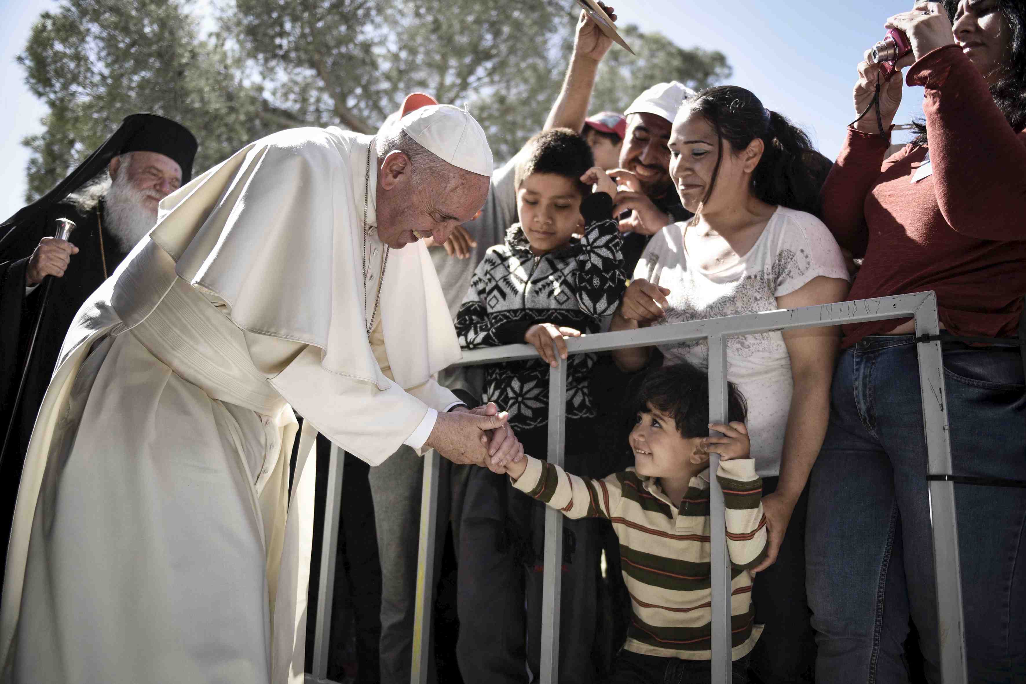 Le pape repart de lesbos avec trois familles de refugies syriens