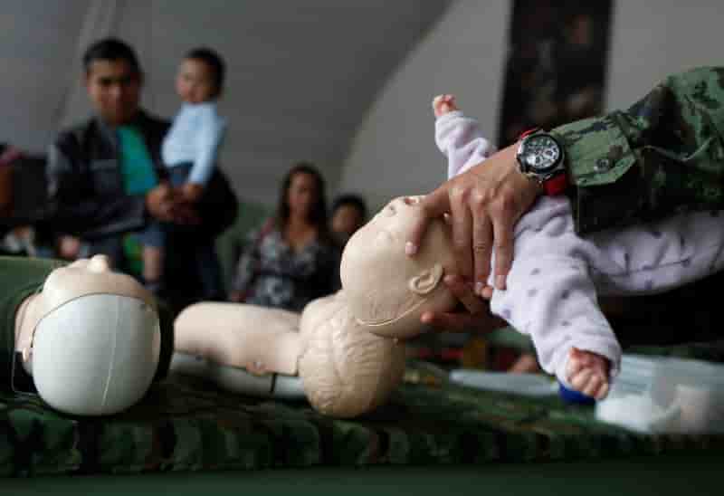 A 96 ans, le dr heimlich pratique pour la premiere fois son geste qui sauve