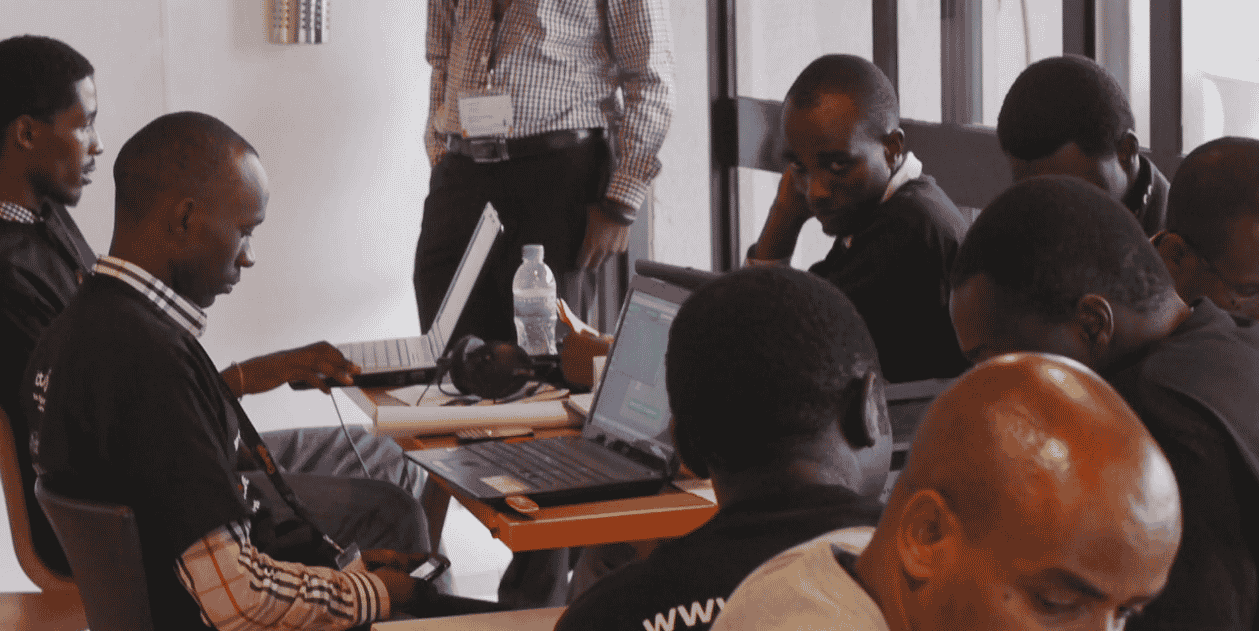 ALTDE_Rwanda travail bureau équipe startup laptop ordinateur