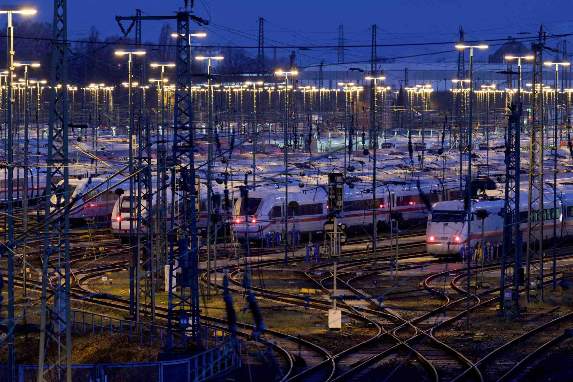Des trains a grande vitesse ice dans un depot de la compagnie ferroviaire allemande deutsche bahn