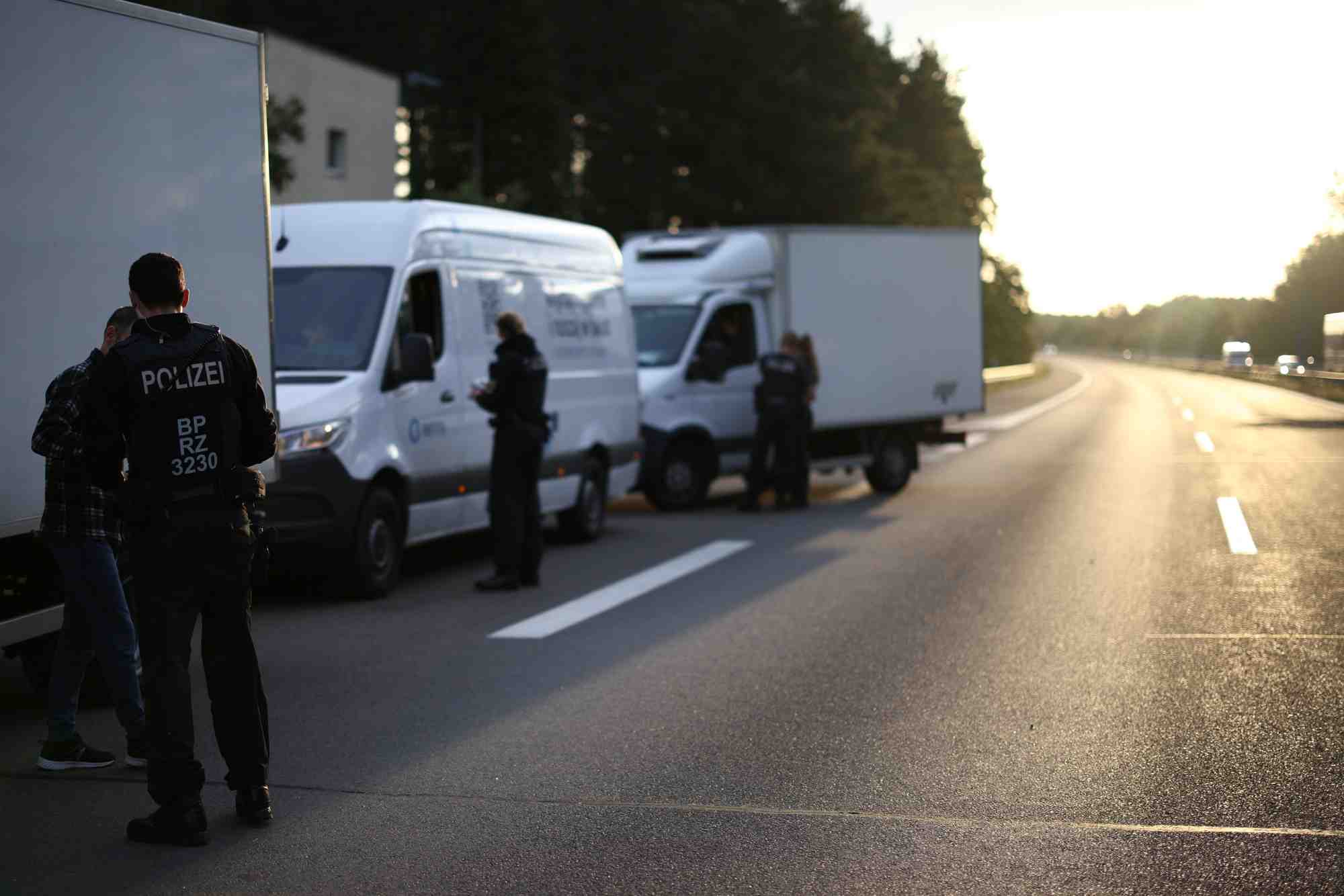 Photo de la police allemande qui patrouille le long de la frontiere germano-polonaise pour empecher l'immigration clandestine, pres de bademeusel
