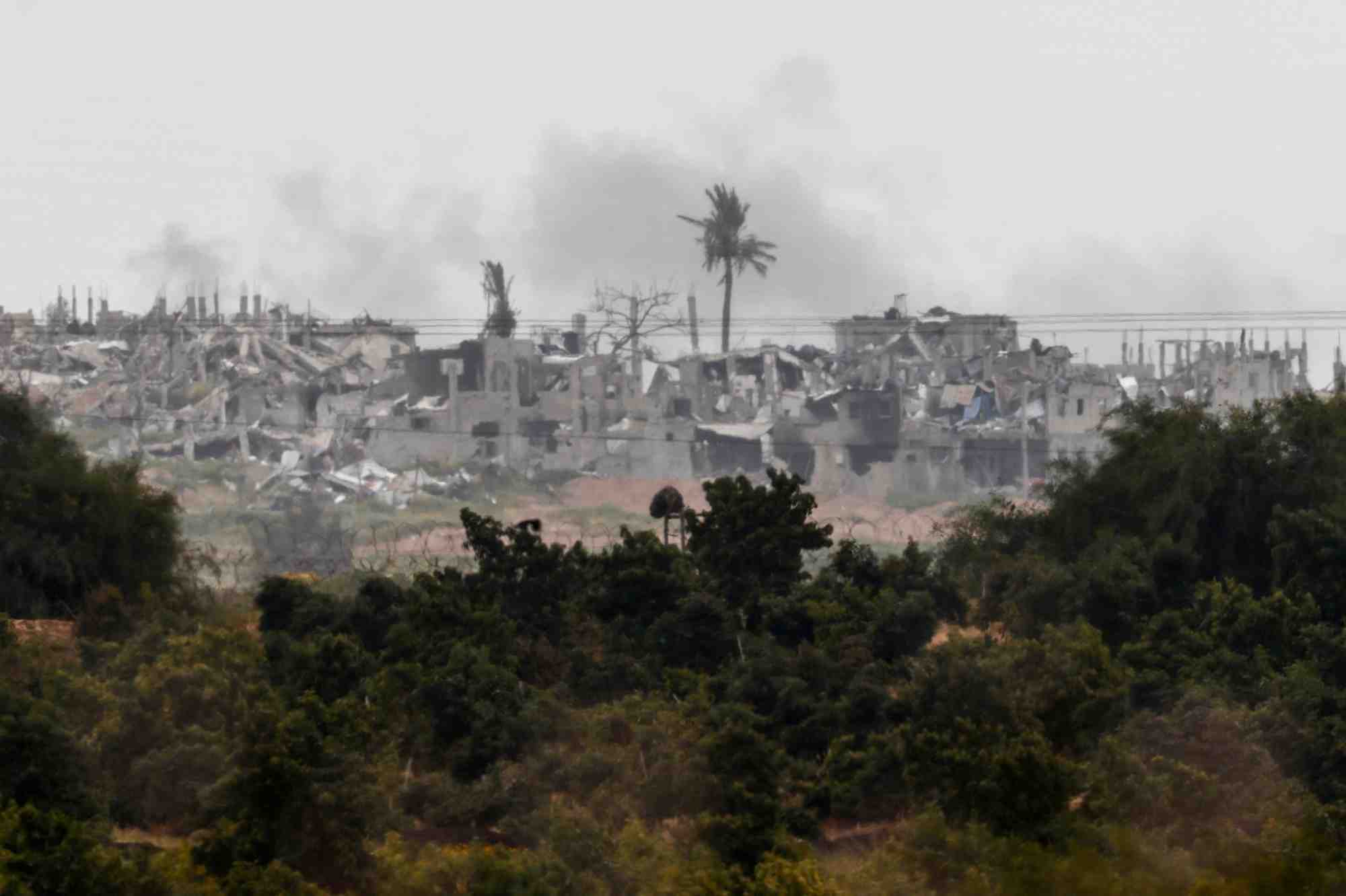 De la fumee s'eleve dans la bande de gaza a la suite d'une frappe aerienne israelienne