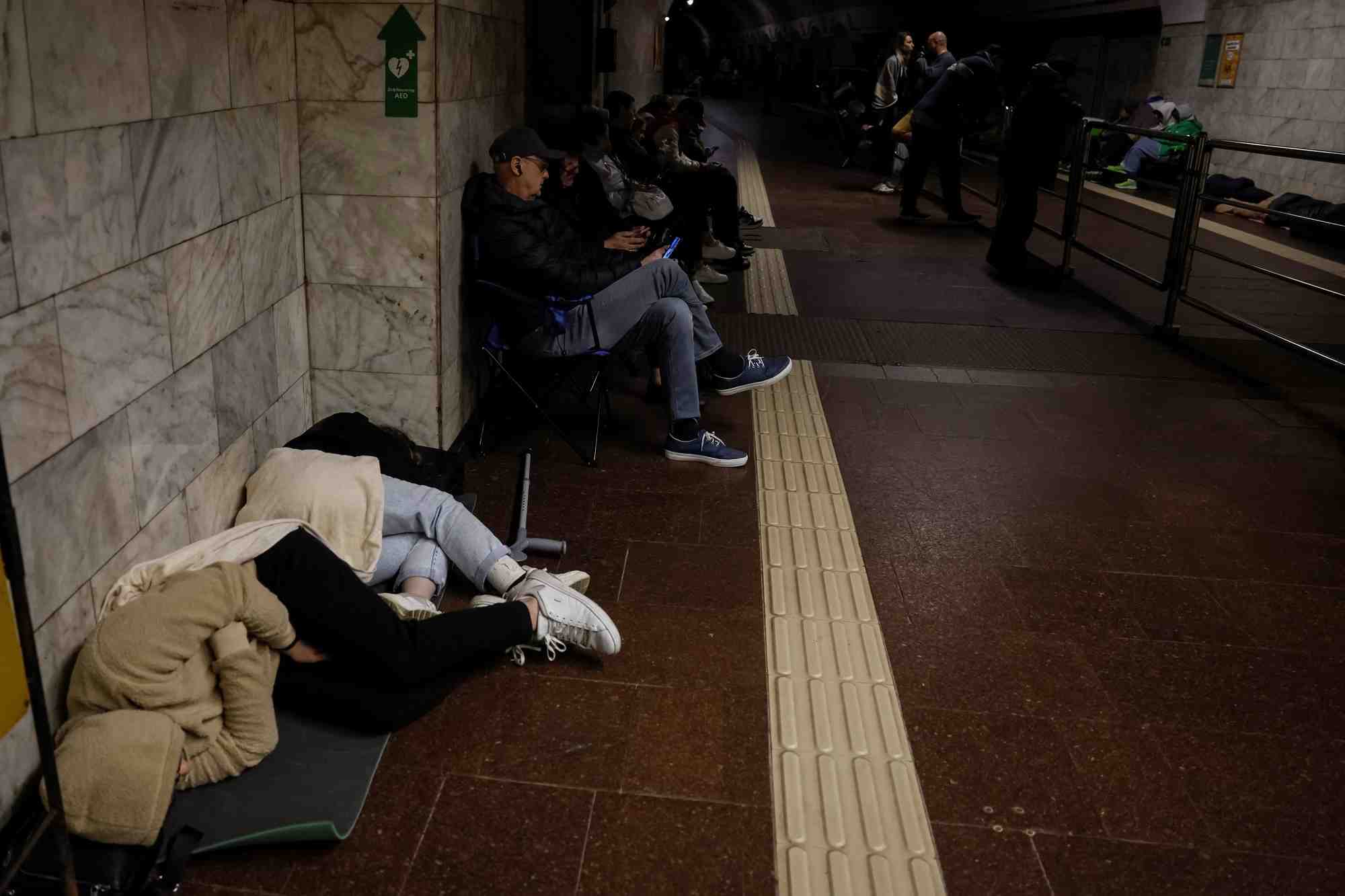 Des personnes s'abritent a l'interieur d'une station de metro lors d'une attaque militaire russe, a kyiv