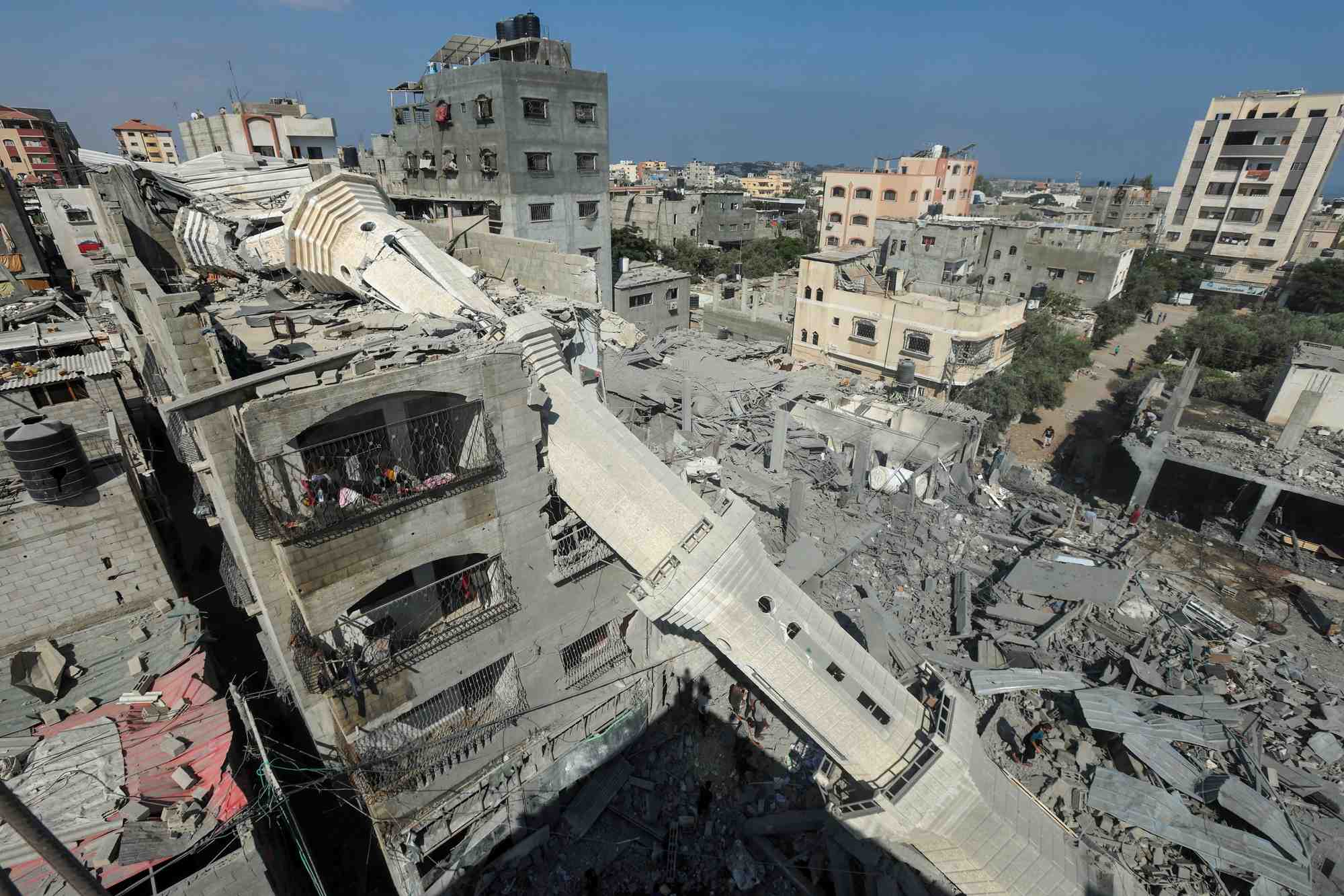 Consequences d'une frappe israelienne sur la mosquee abdullah azzam a nuseirat, dans la bande de gaza centrale