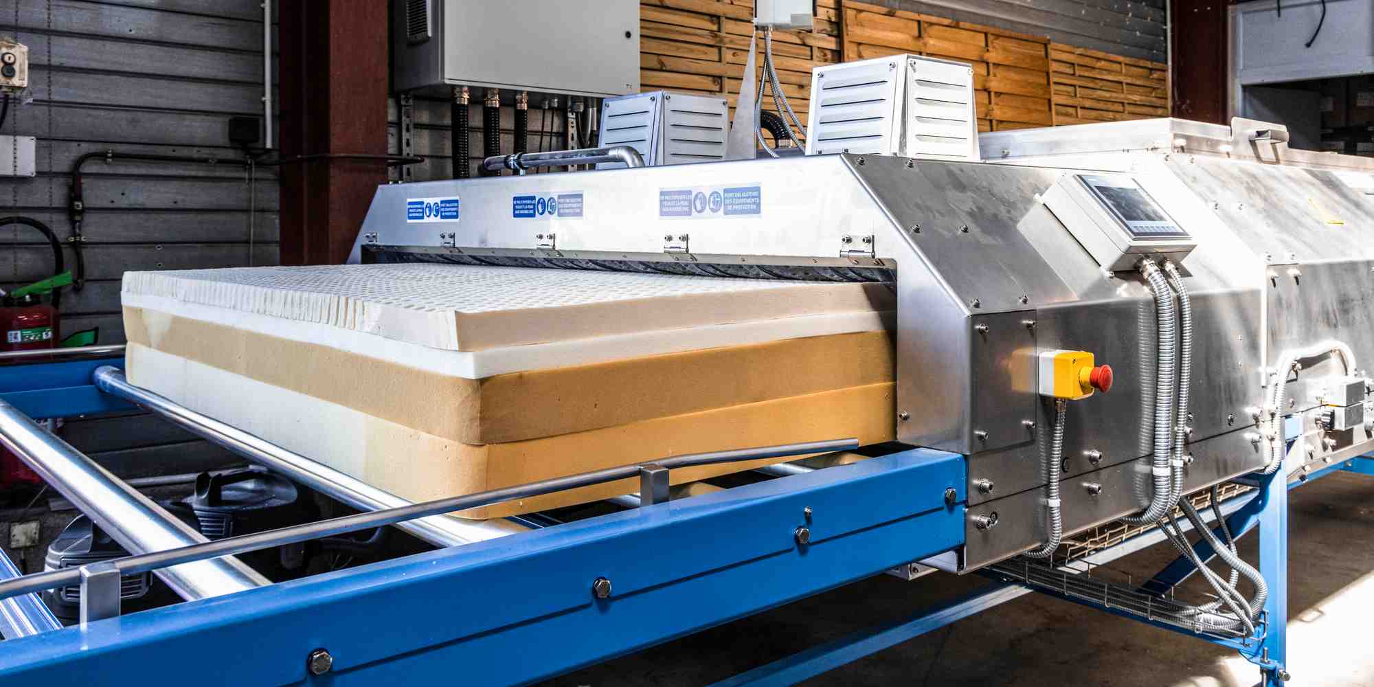 Dans l'Hérault, Ecomatelas collecte des matelas de bonne facture pour leur donner une seconde vie après un process industriel rigoureux de reconditionnement.