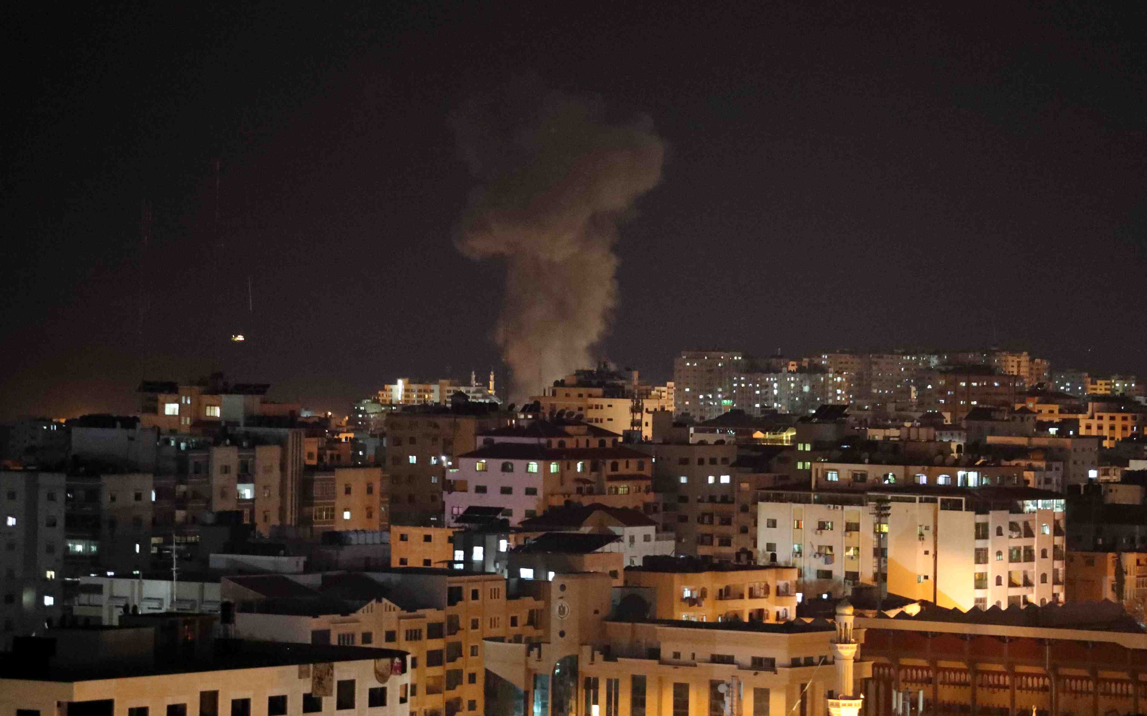 Centaines de roquettes contre israel, raids israeliens en represailles