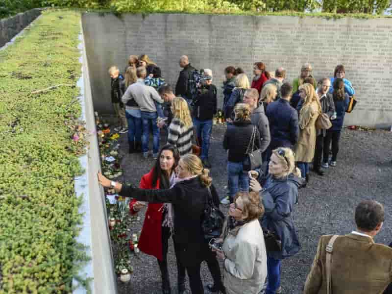 Rescapes et victimes deboutes, 25 ans apres un naufrage meurtrier