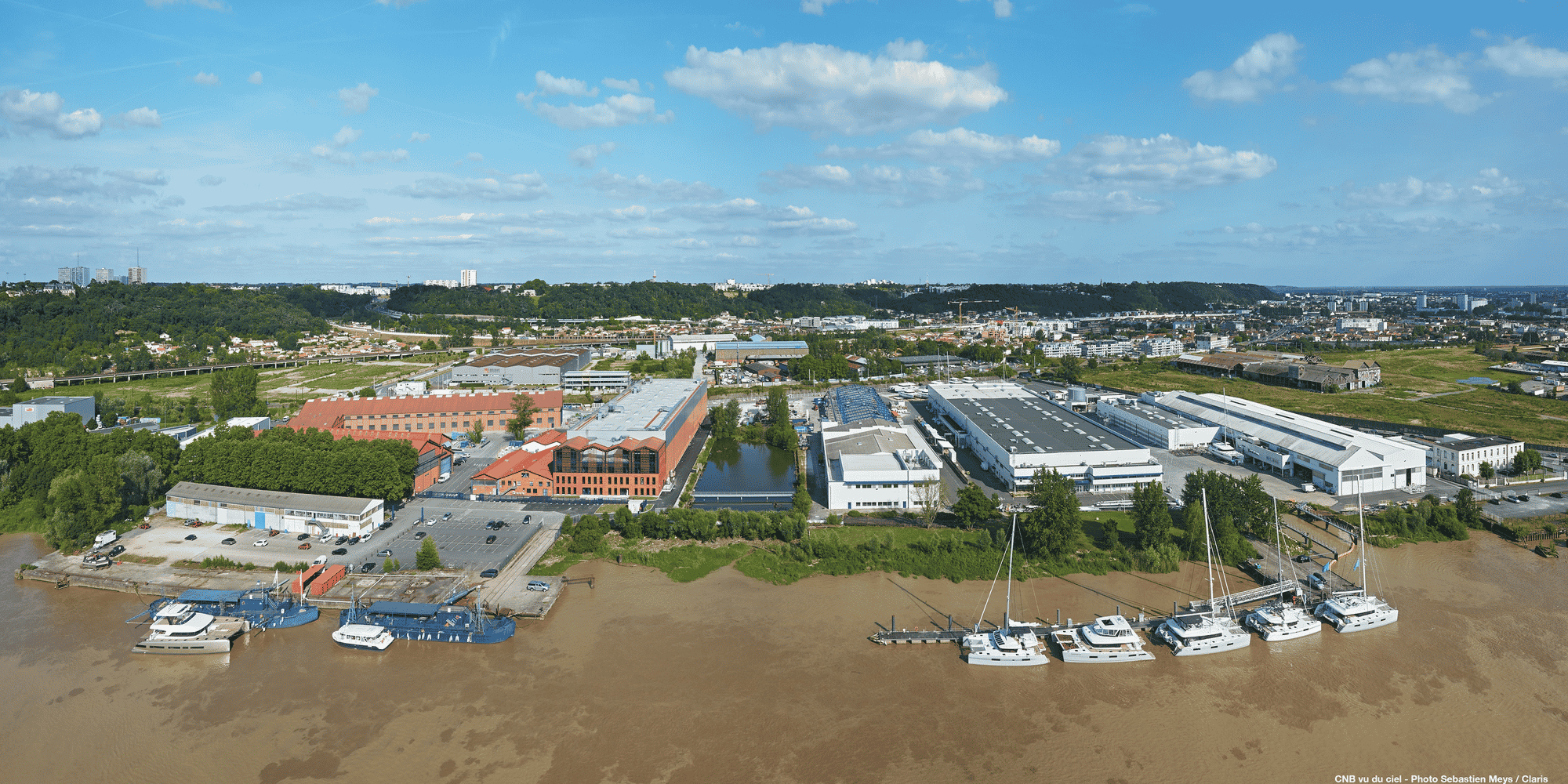 Vue du chantier naval CNB à Bordeaux avec les catamarans Lagoon au premier plan.