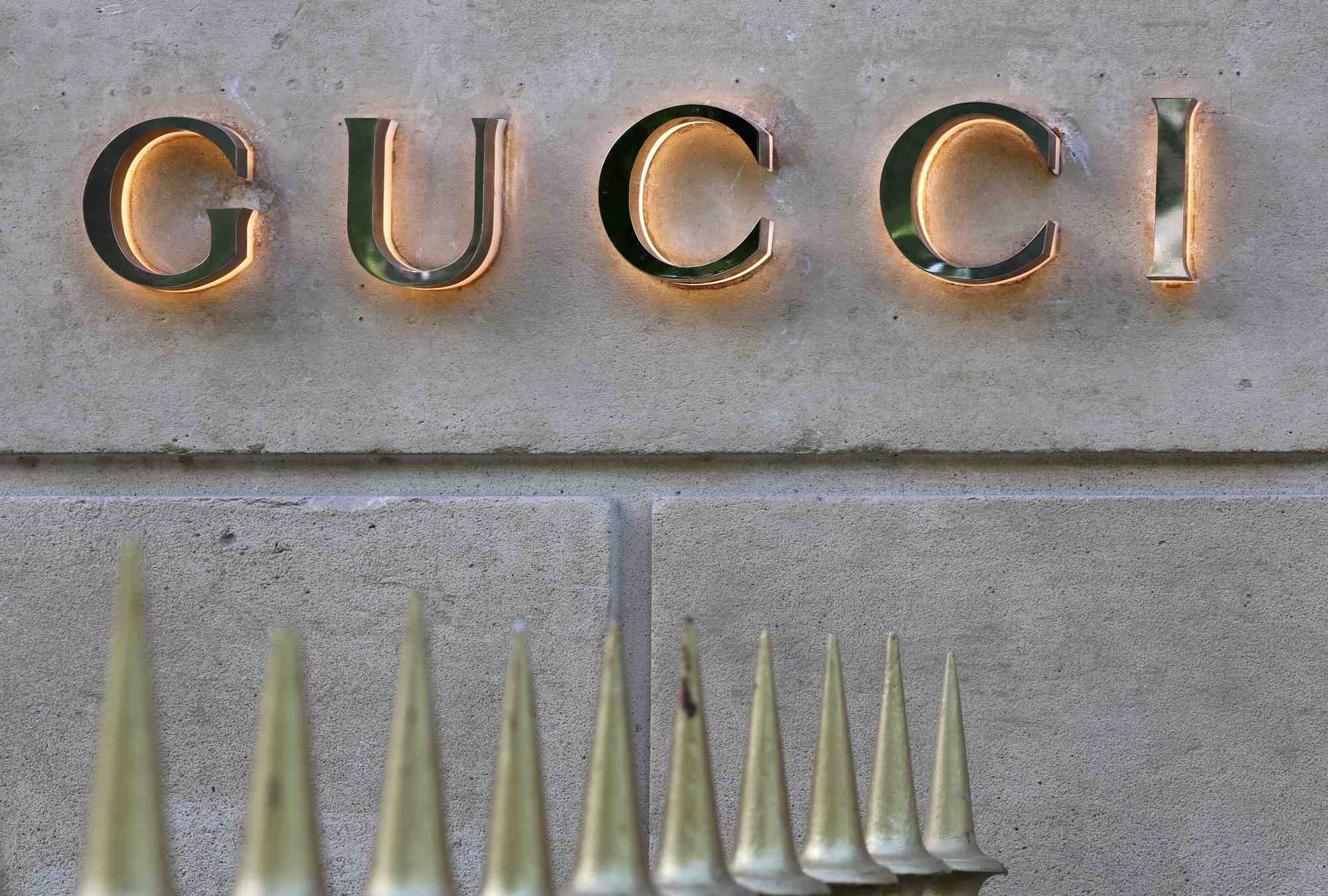 Les difficultés ne se limitent pas à Gucci, les autres marques de couture de Kering traversent également une période compliquée.