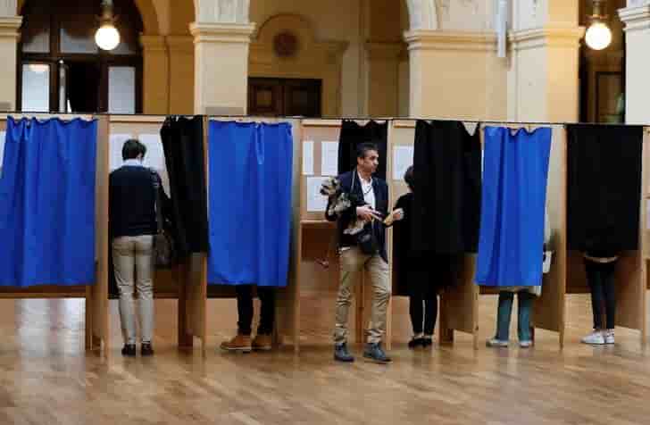 Les electeurs appeles a choisir entre macron et le pen