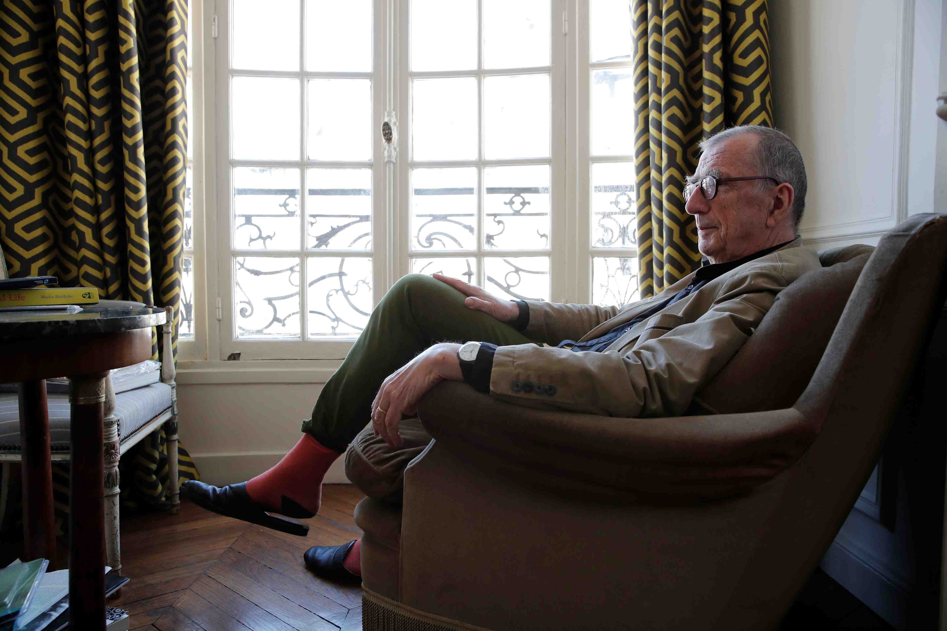 Bruno latour appelle a des "gestes barrieres" contre un retour a la normale