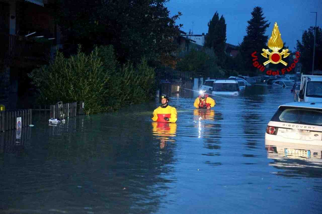 Trois morts et plusieurs disparus apres de fortes pluies et des inondations en toscane