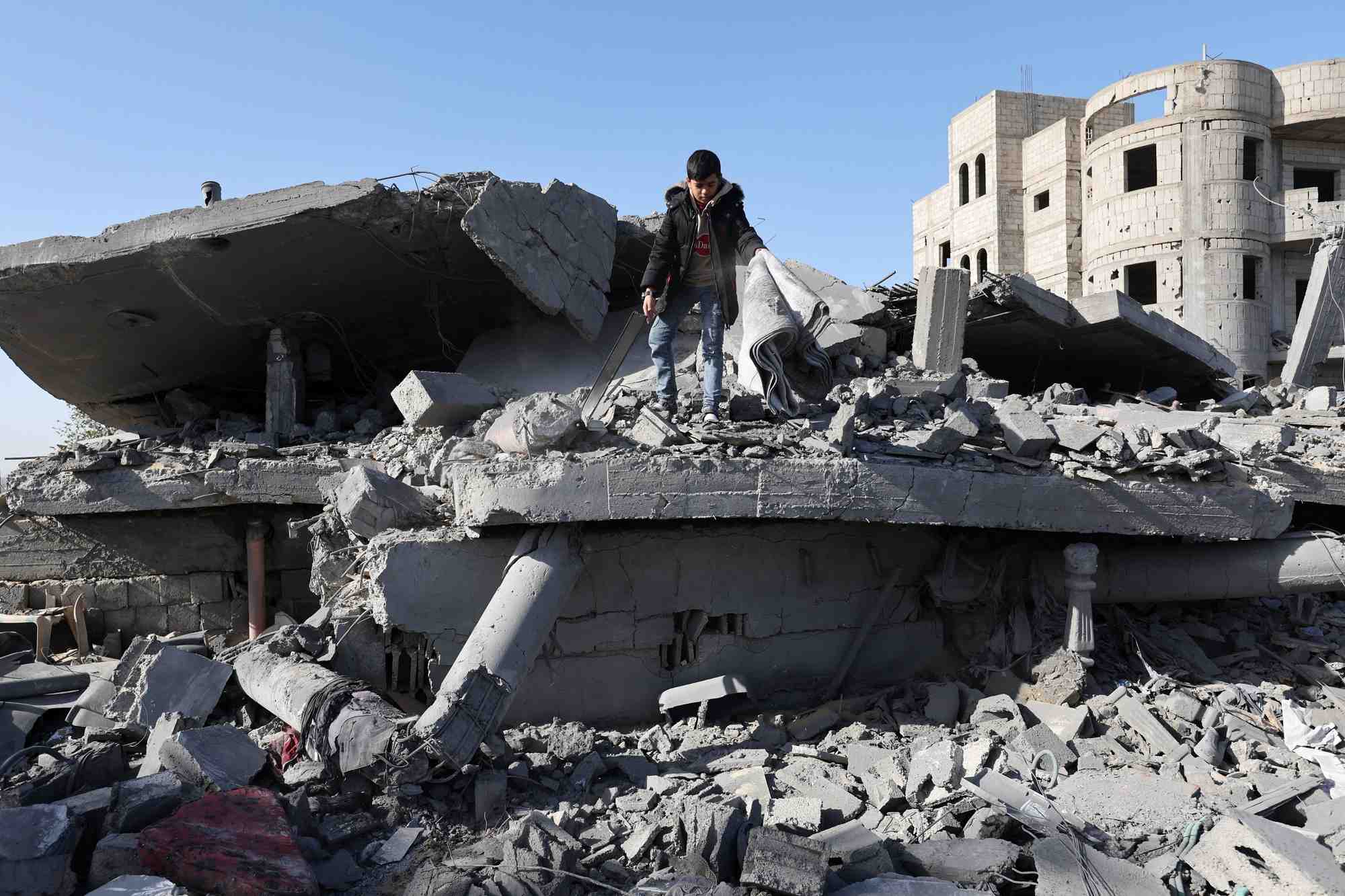Les ruines d'une maison après une frappe israélienne a Rafah, Gaza.