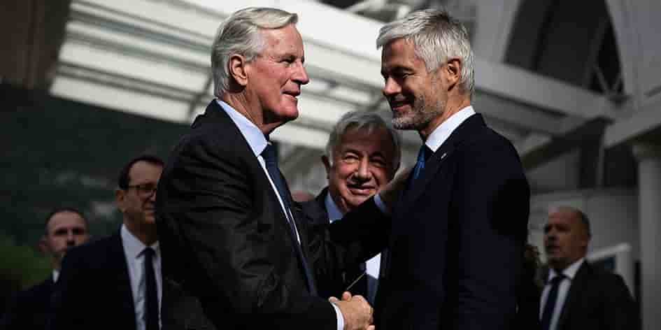 Michel Barnier avec Laurent Wauquiez, jeudi aux journées parlementaires des Républicains à Annecy (Haute-Savoie). Au centre, le président du Sénat, Gérard Larcher.