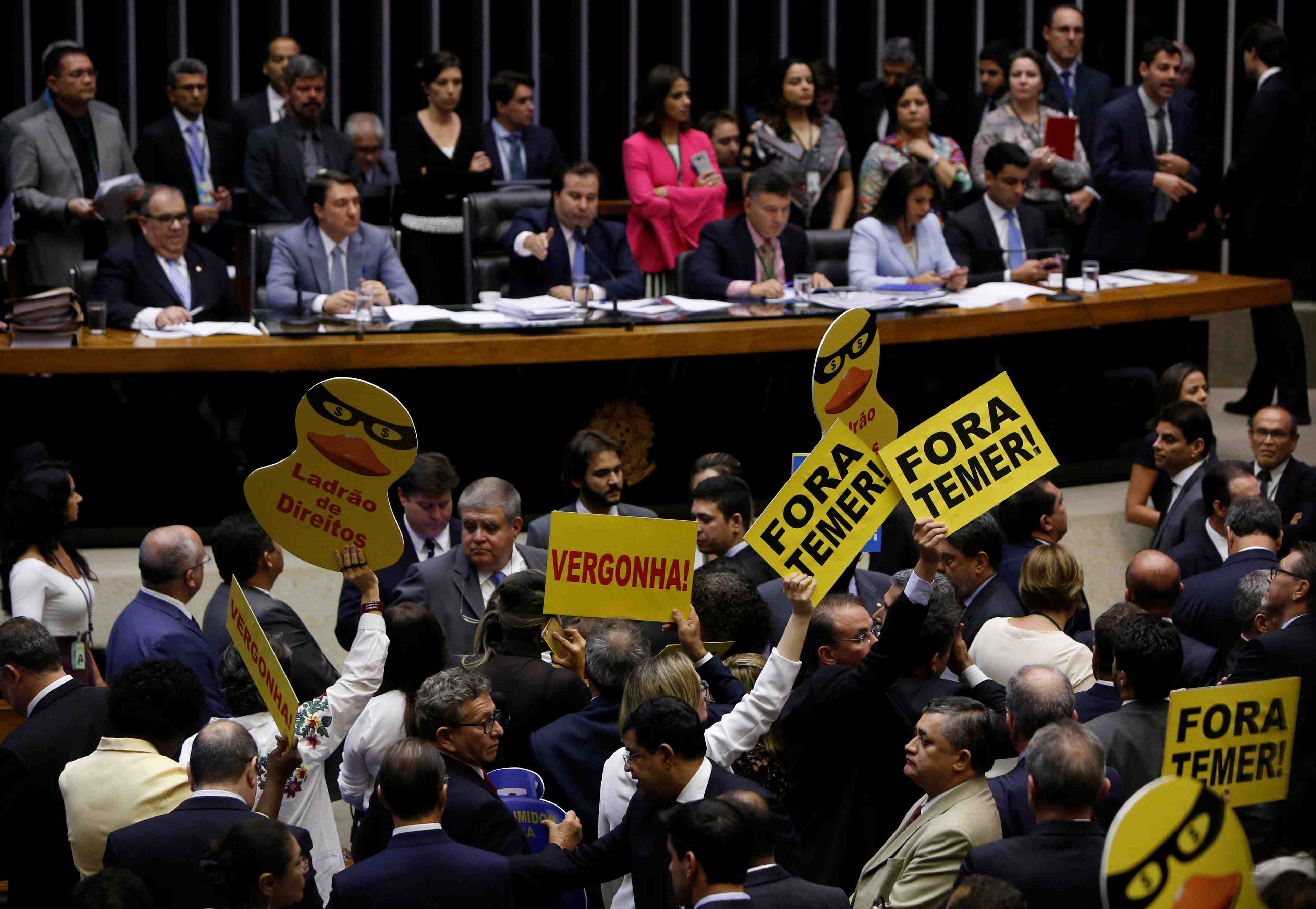 Les deputes bresiliens epargnent a temer de nouvelles poursuites