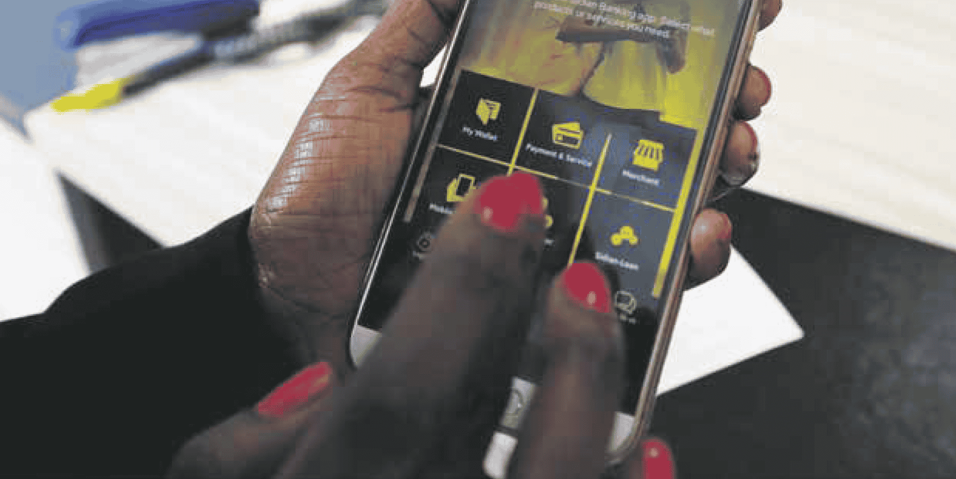 Fintech mobile banking money smartphone téléphone