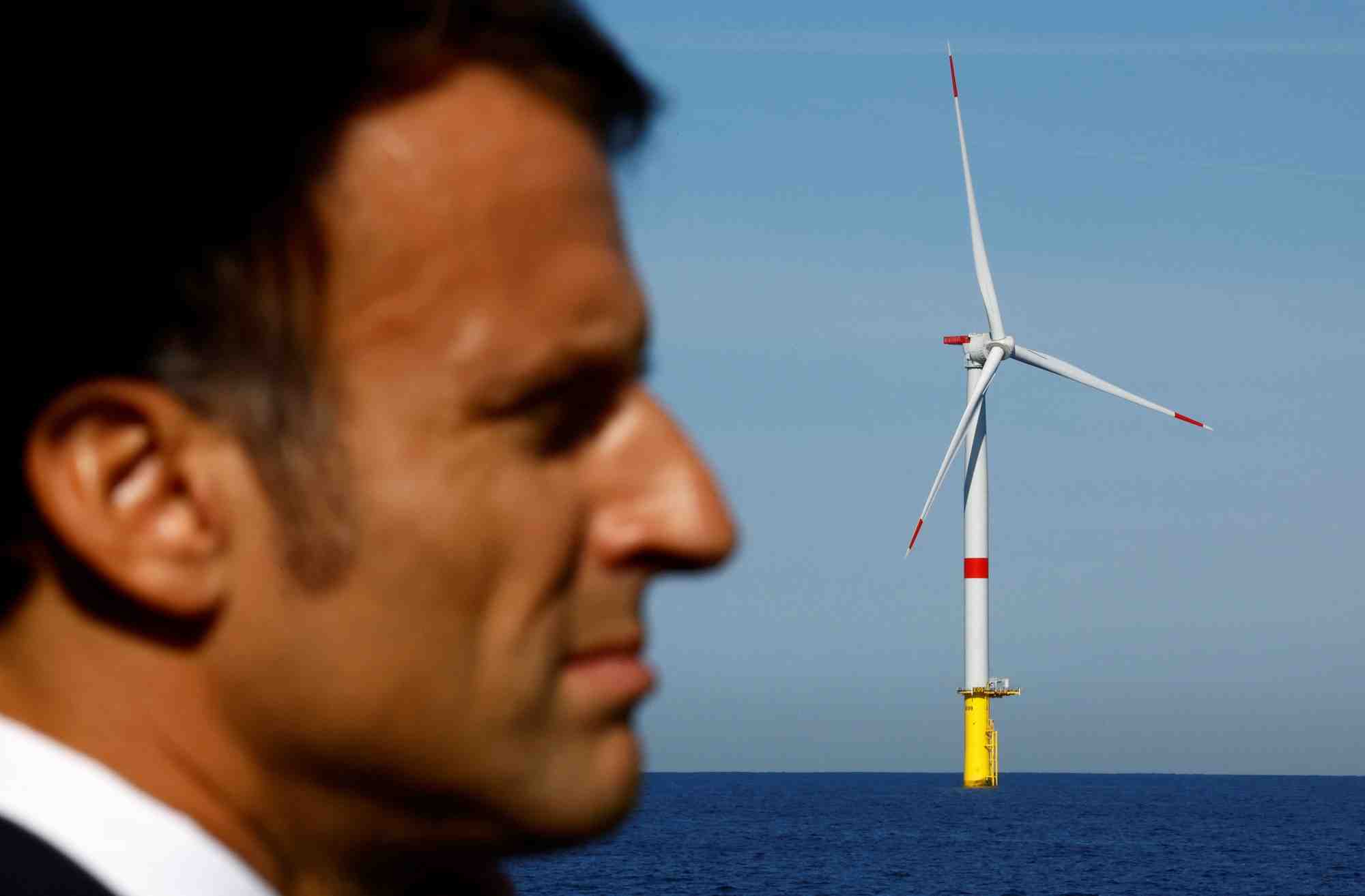 Le president francais emmanuel macron visite le parc eolien offshore de saint-nazaire, en france
