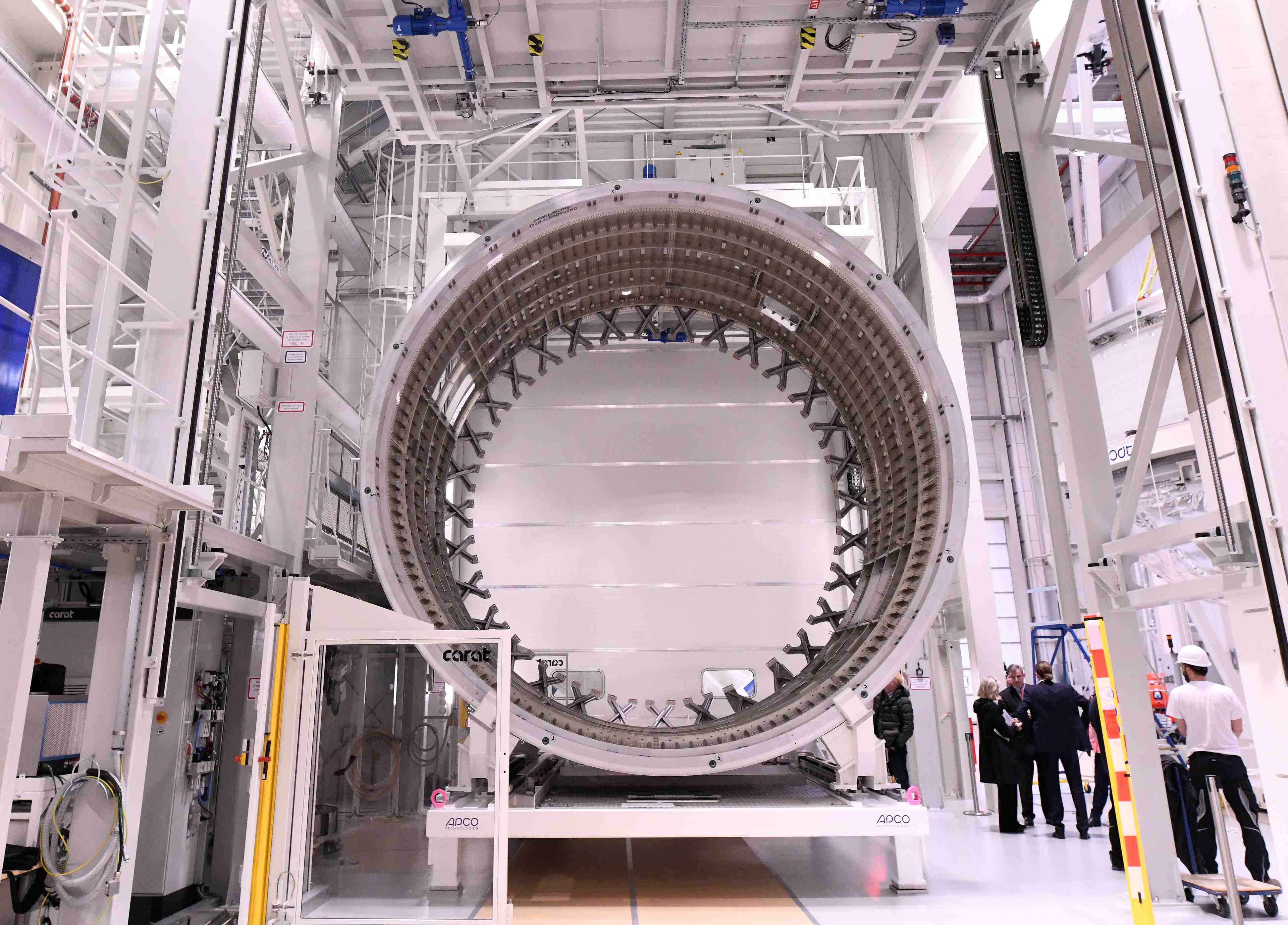 Des employes d'ariane group travaillent sur une chaine de production d'ariane 6