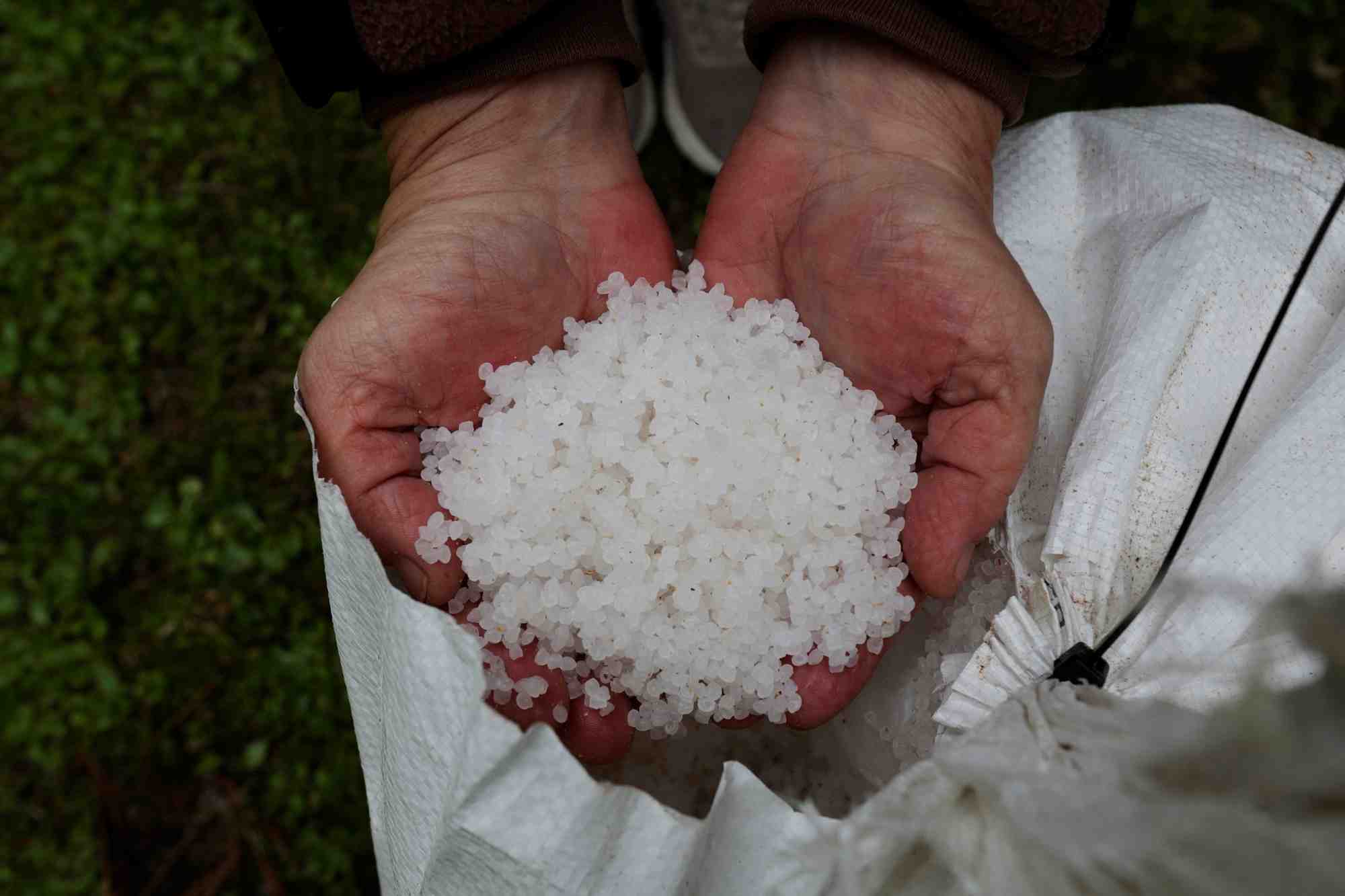 Des millions de boulettes de plastique s'echouent sur les cotes espagnoles