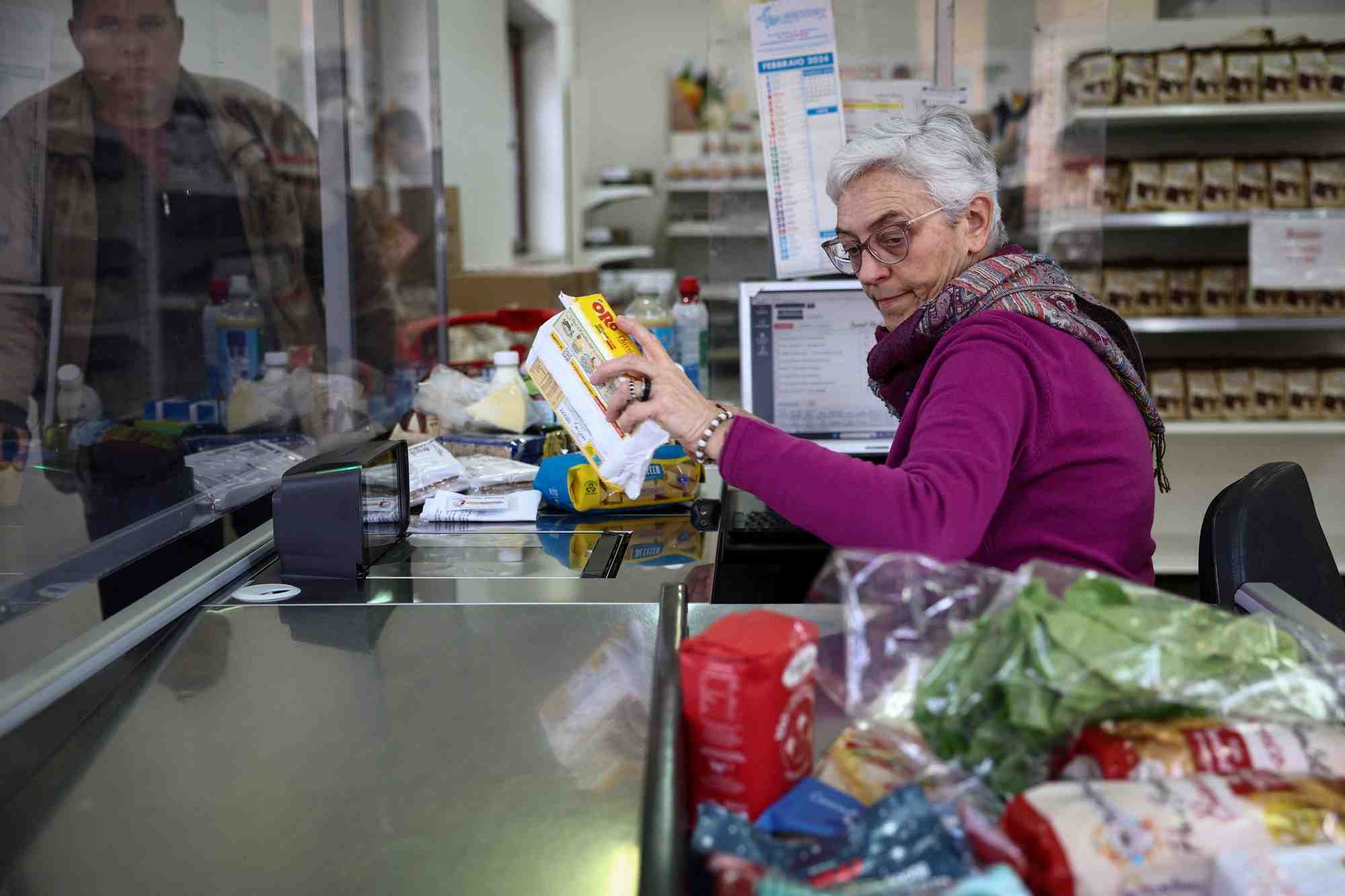 Une femme travaille a la caisse d'un supermarche