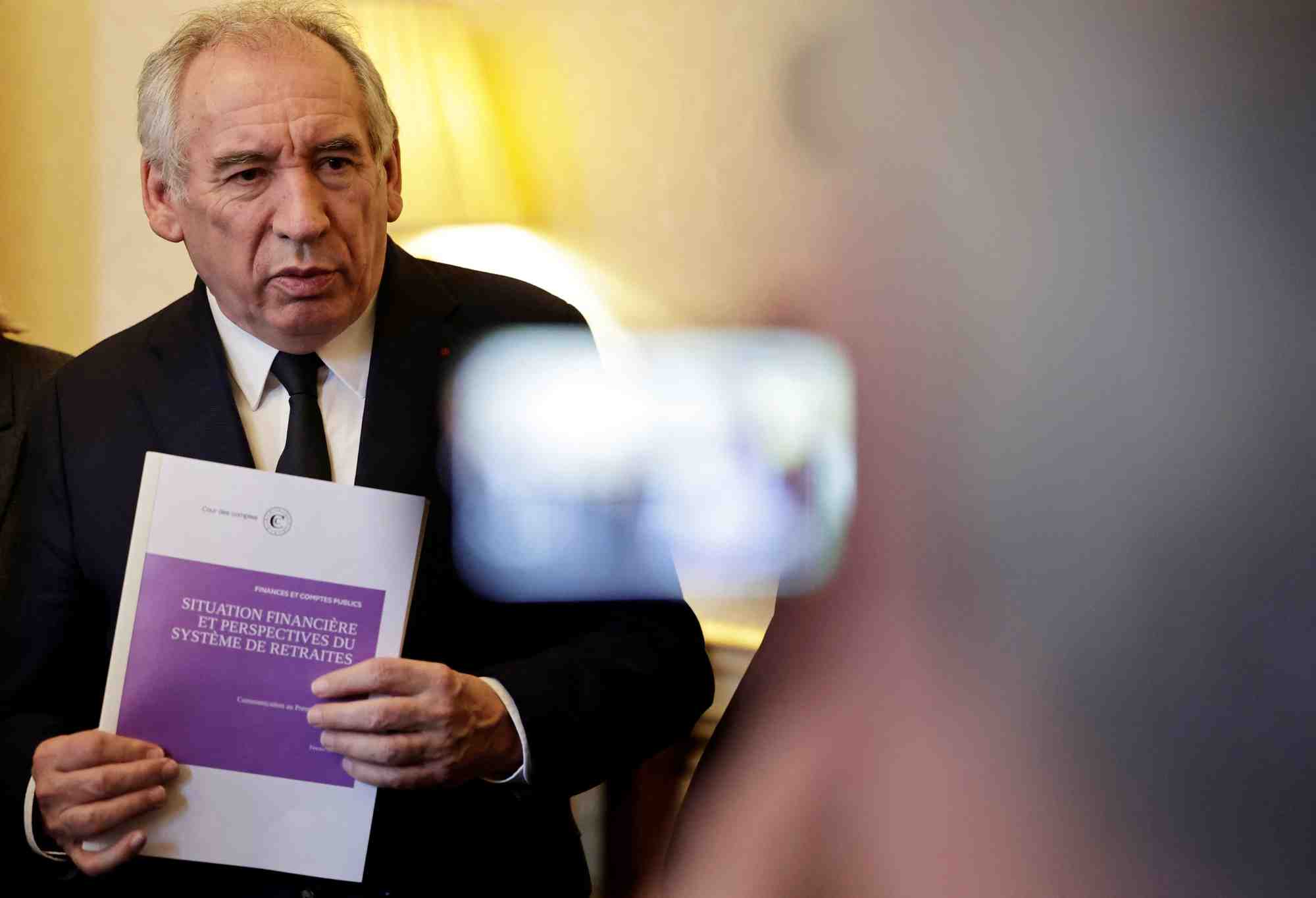 De son côté, François Bayrou exclut un retour à 62 ans de l'âge de départ à la retraite.