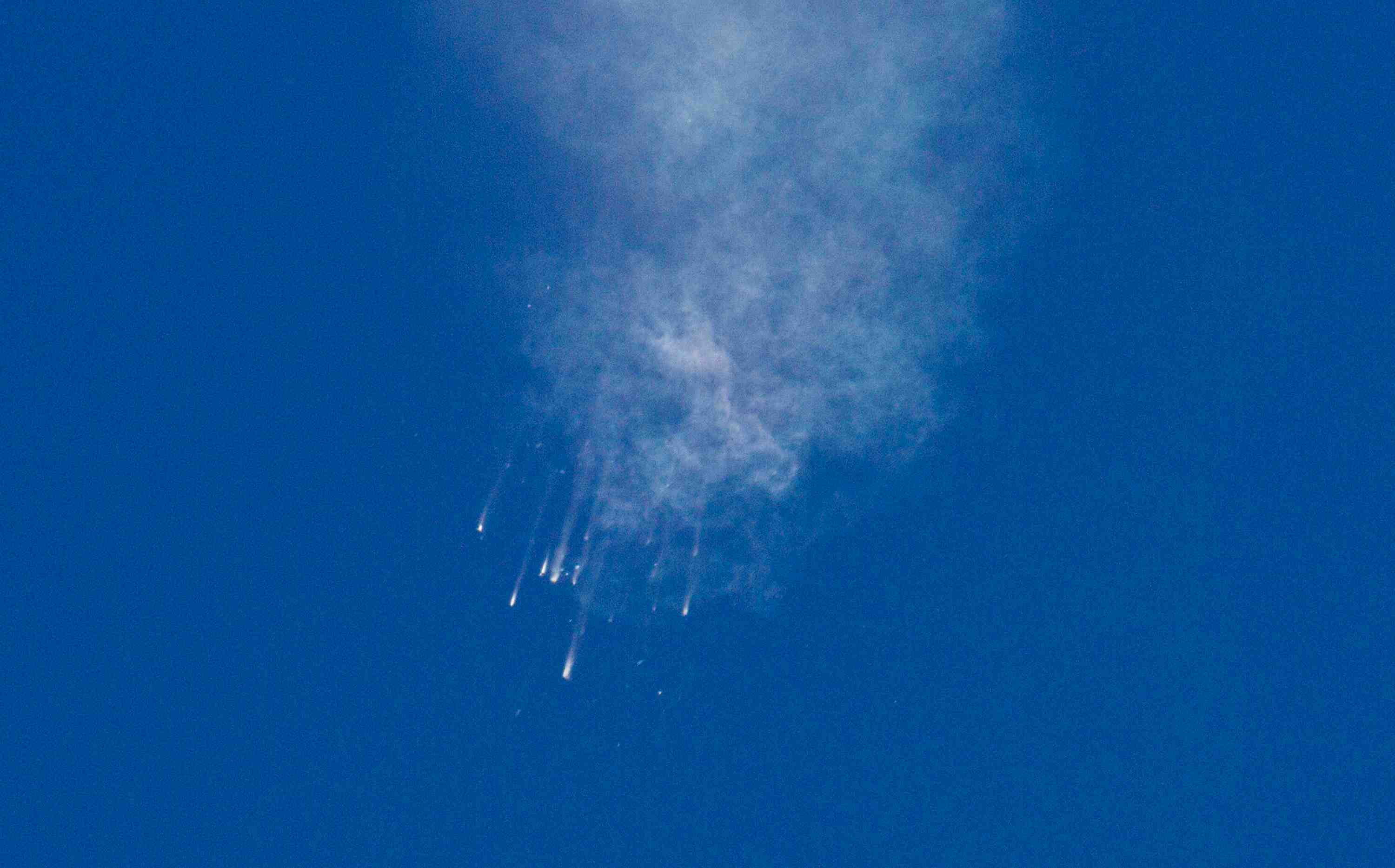 Une fusee falcon 9 explose apres son decollage