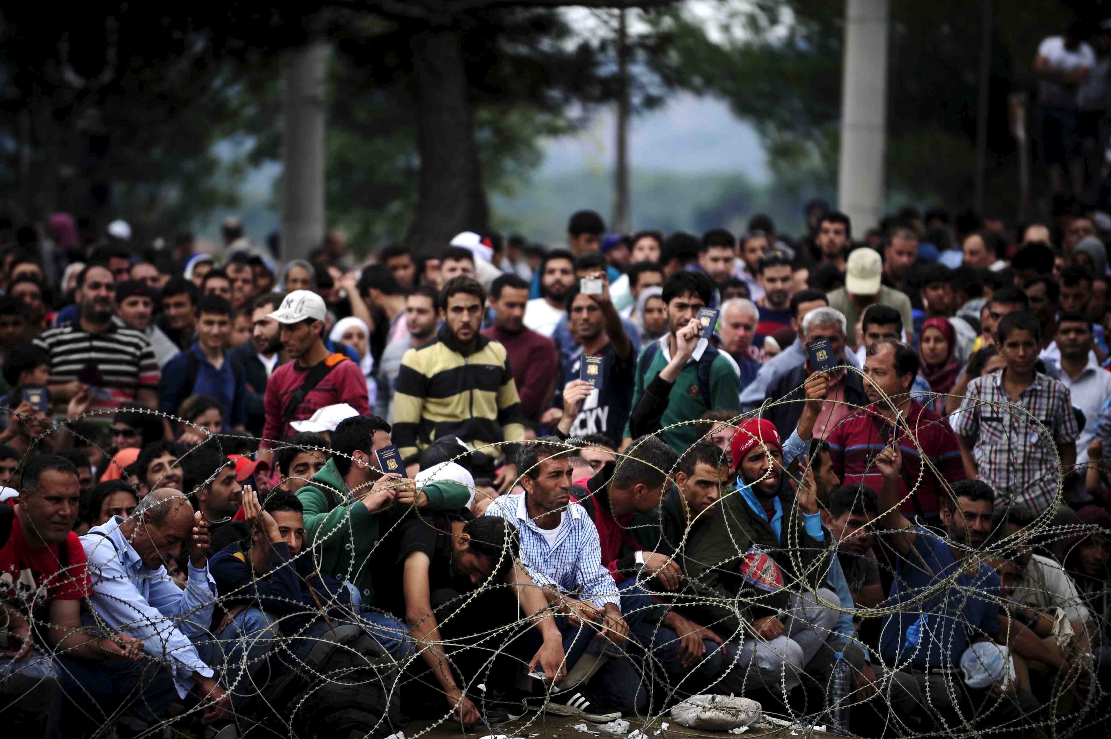 Plusieurs milliers de migrants penetrent de force en macedoine