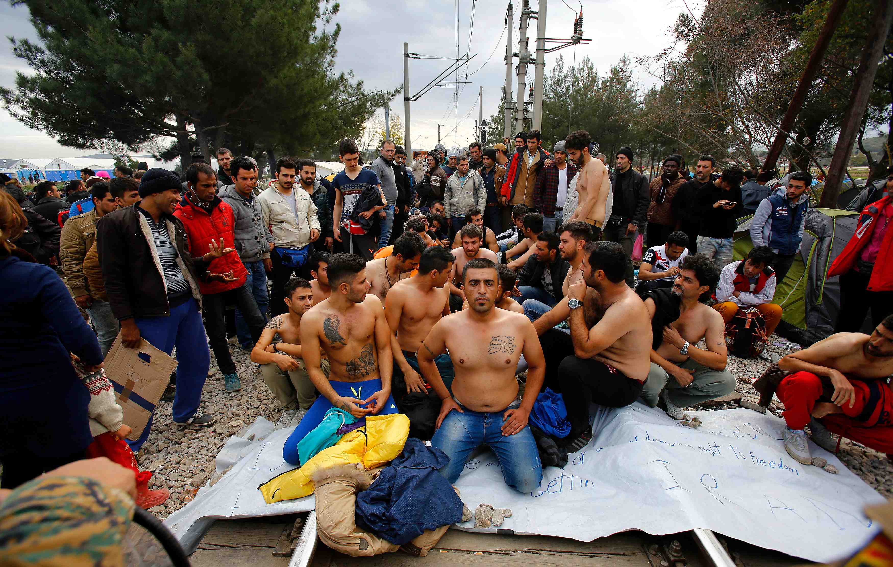 Manifestation de migrants a la frontiere entre la grece et la macedoine