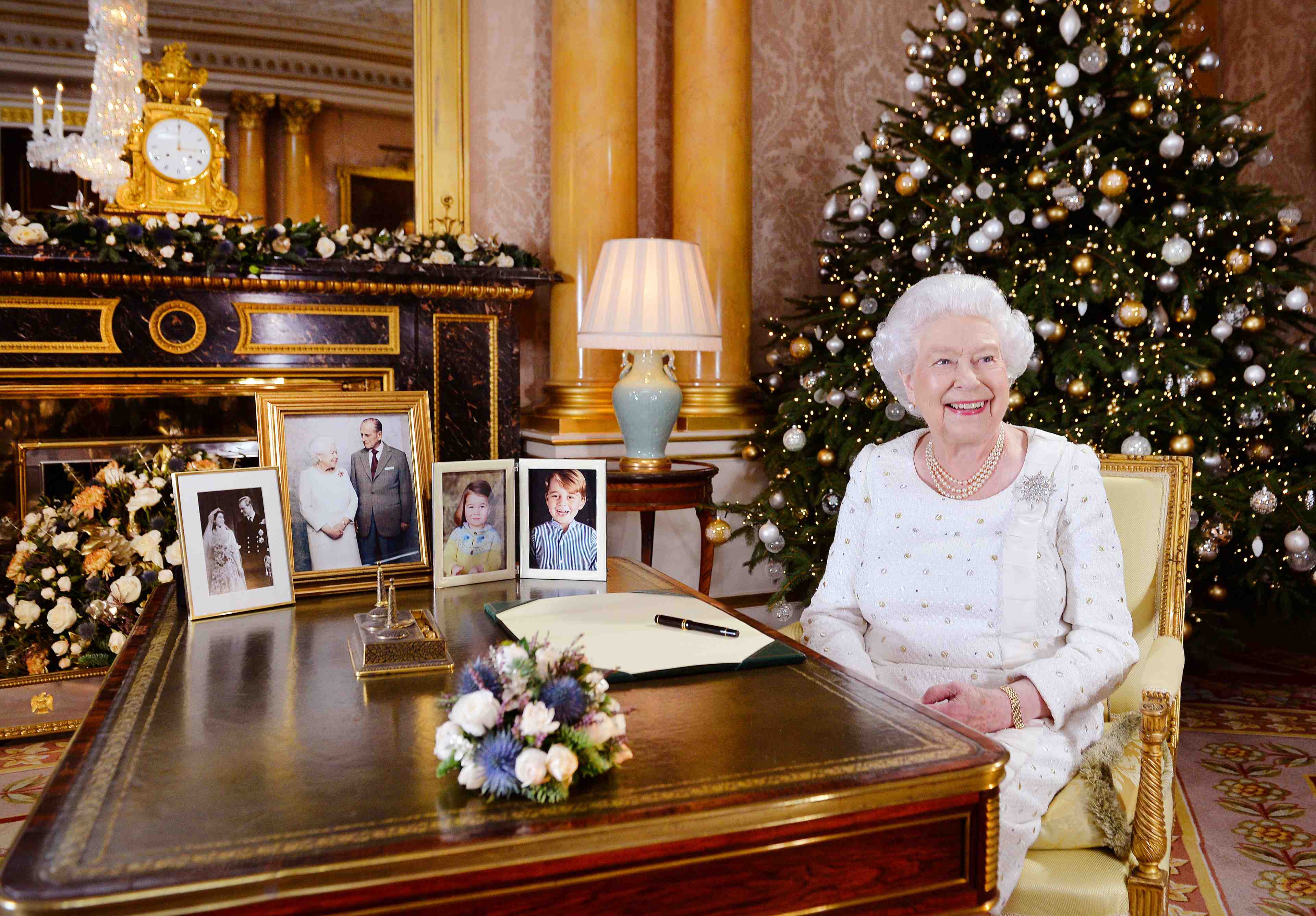 L'humour et l'appui du prince philip salues par la reine elizabeth