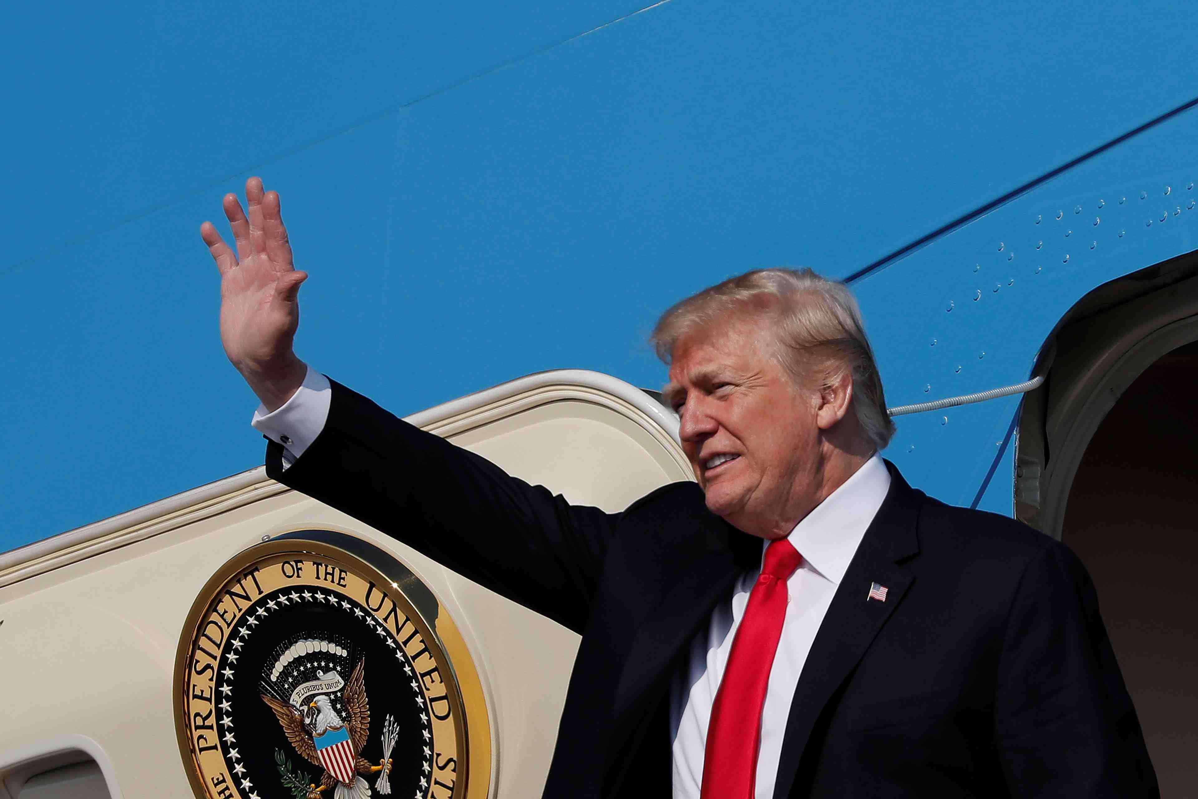 Trump invite la poste us a relever ses tarifs, vise amazon