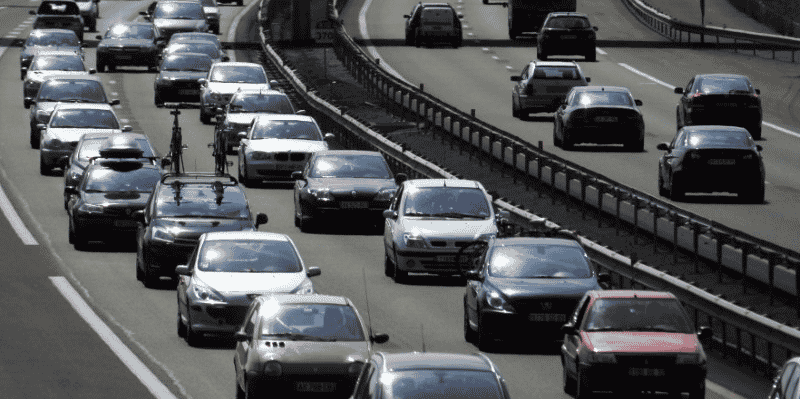 Les voitures connectées doivent notamment permettre de diminuer les bouchons et les accidents de la route.