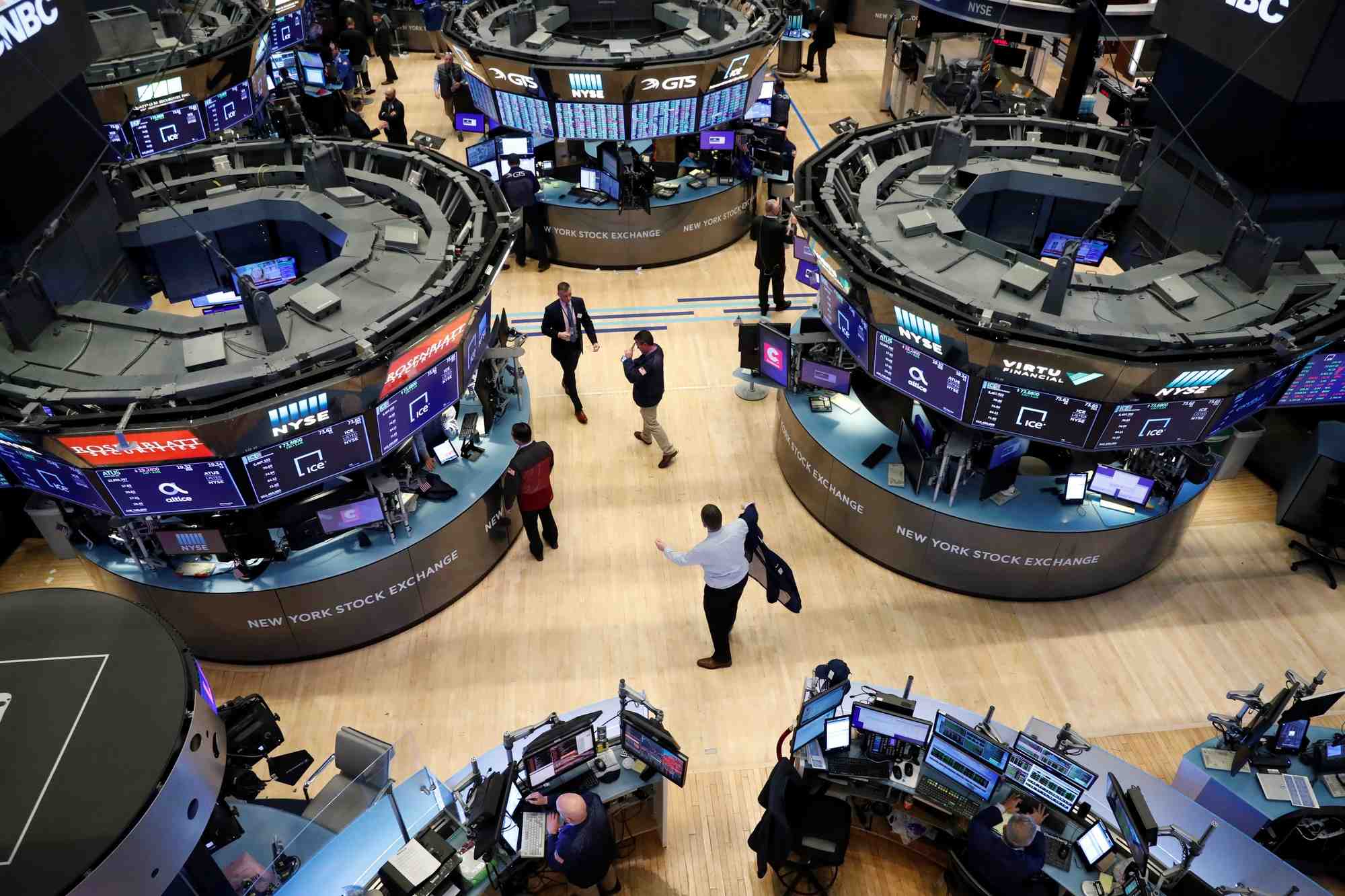 Photo d'archives de traders travaillant a la bourse de new york (nyse)