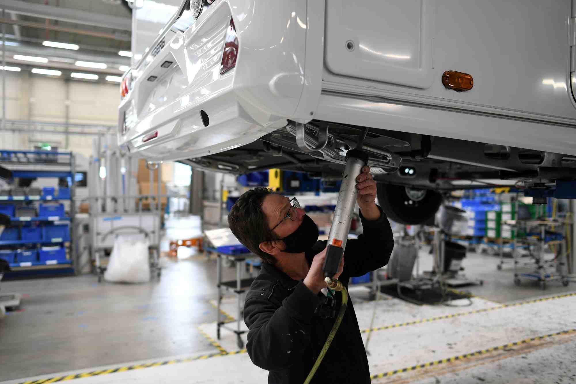 Photo d'archives: un ouvrier assemble un vehicule a l'usine knaus-tabbert ag de jandelsbrunn