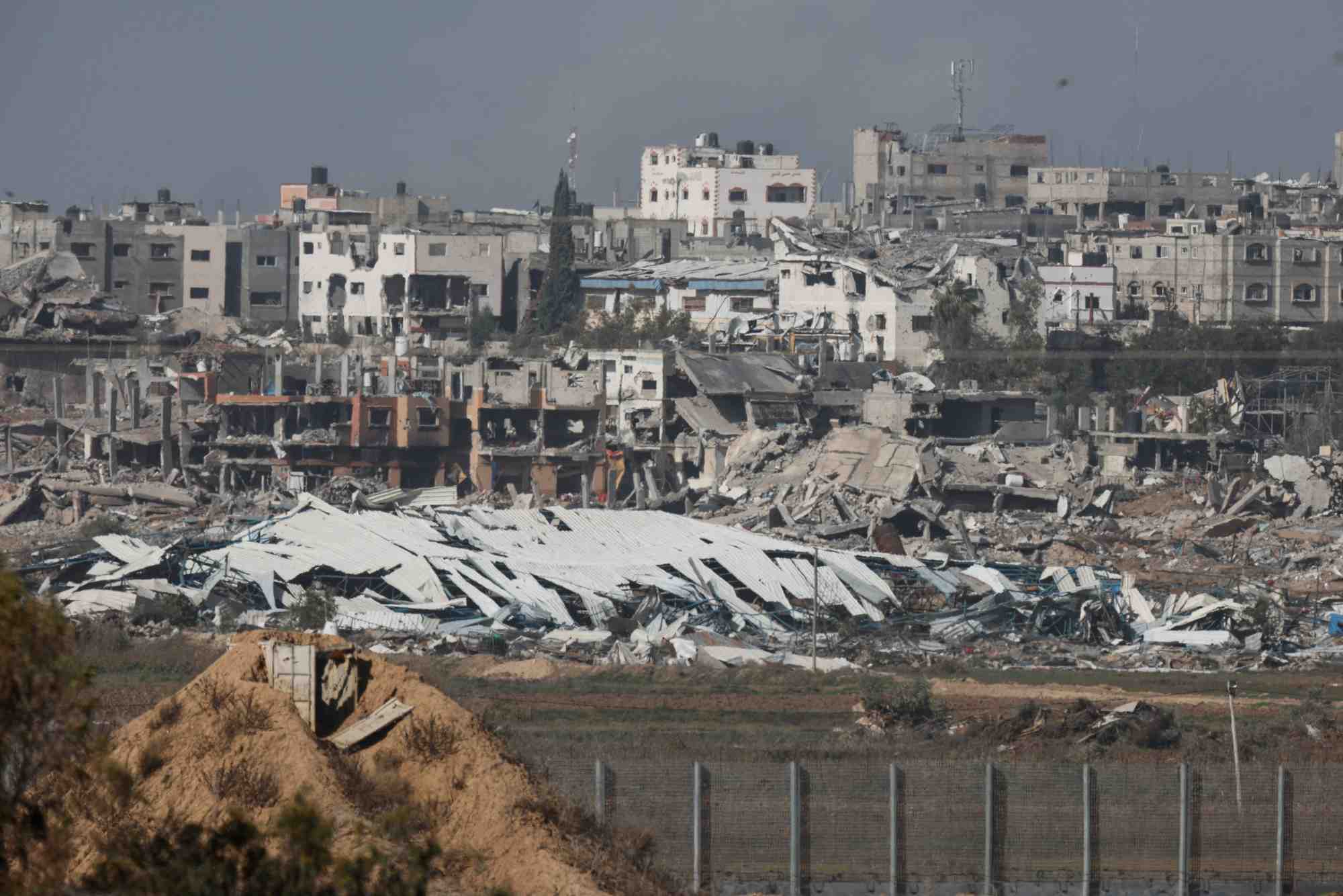 Des batiments detruits gisent en ruine a gaza