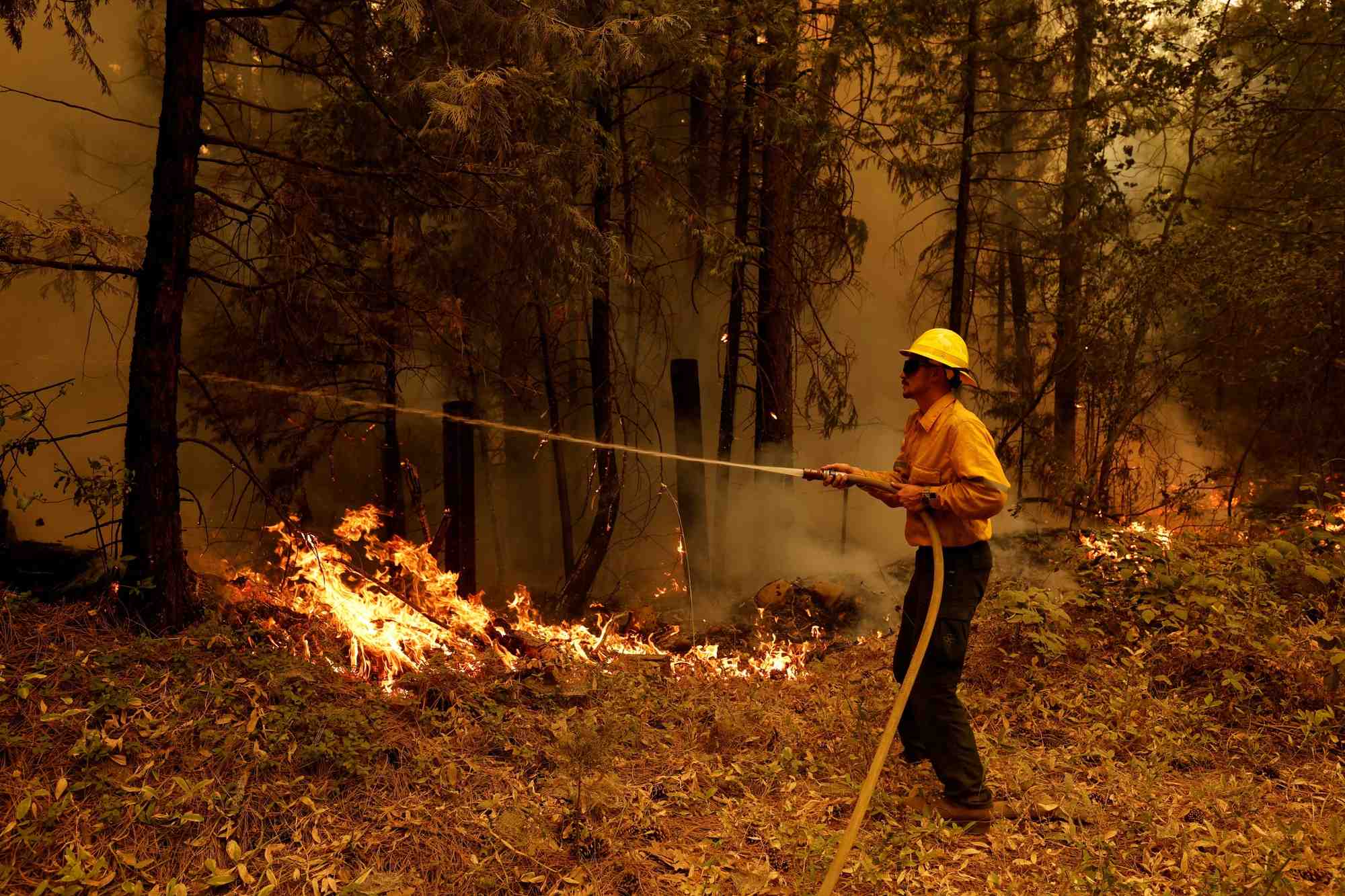 Un pompier intervient a lyonsville, californie,