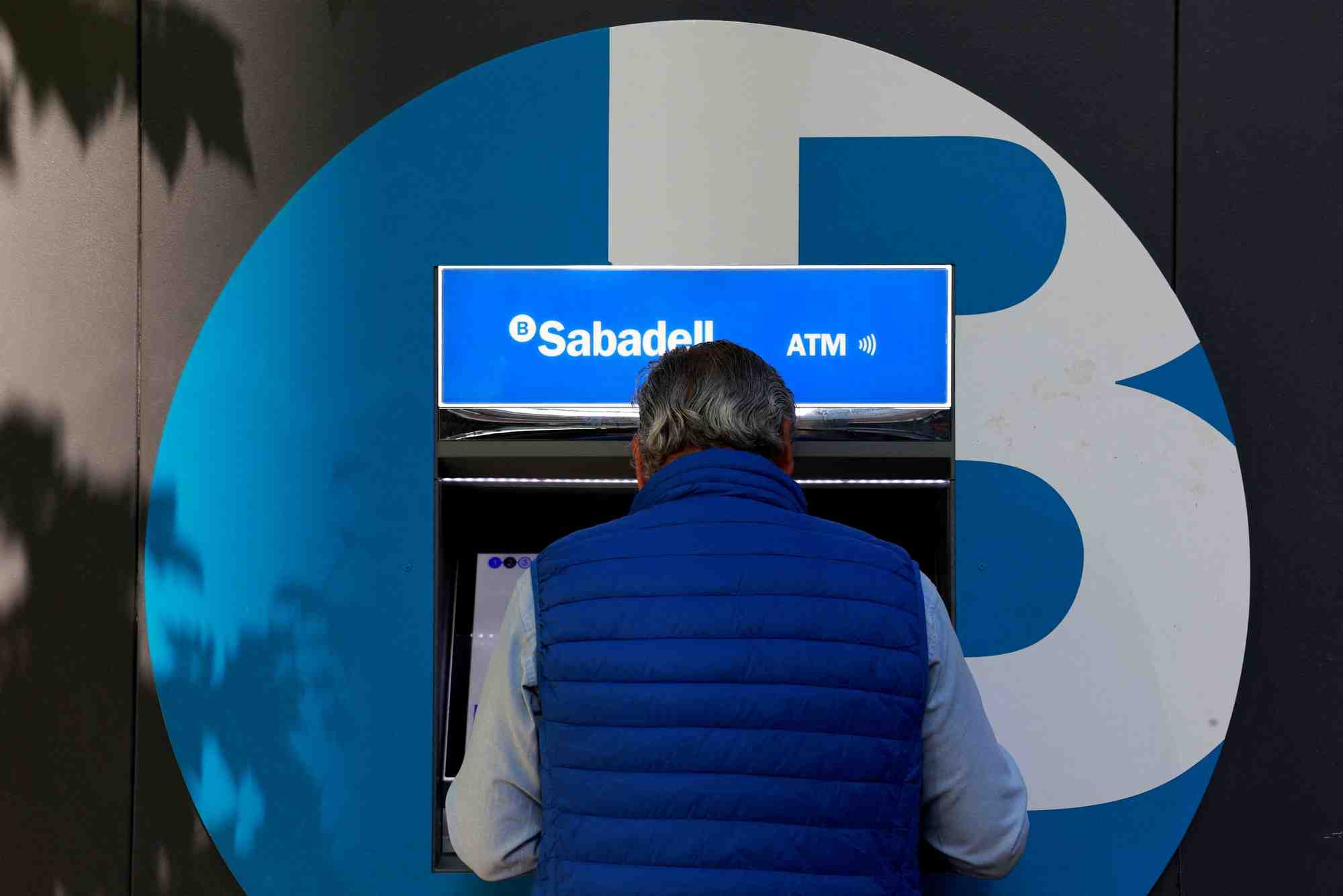 Un distributeur automatique de billets de la banque espagnole sabadell